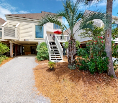 Bright villa with lagoon & fairway views - walk to the beach & golf