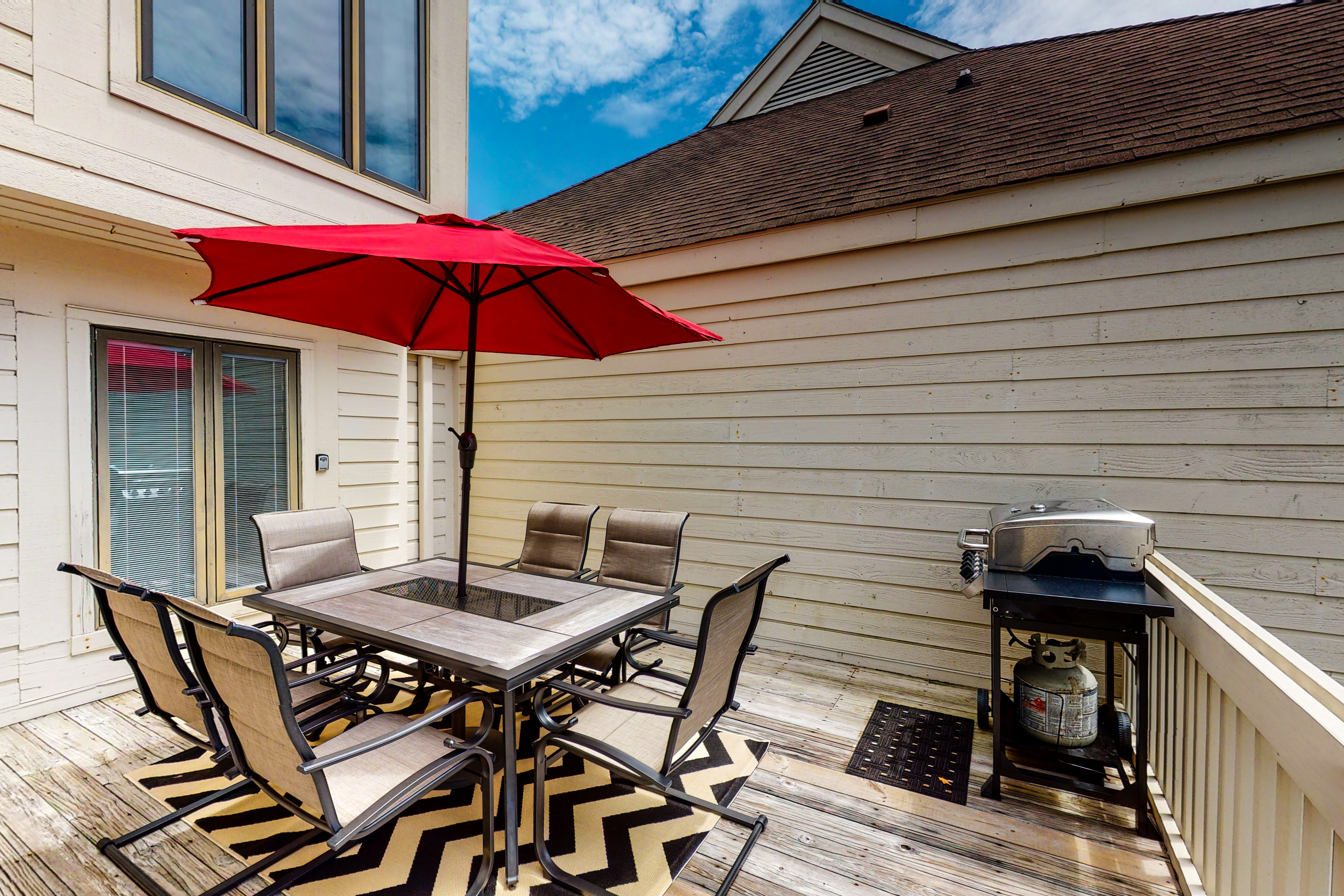 Bright villa with lagoon & fairway views - walk to the beach & golf