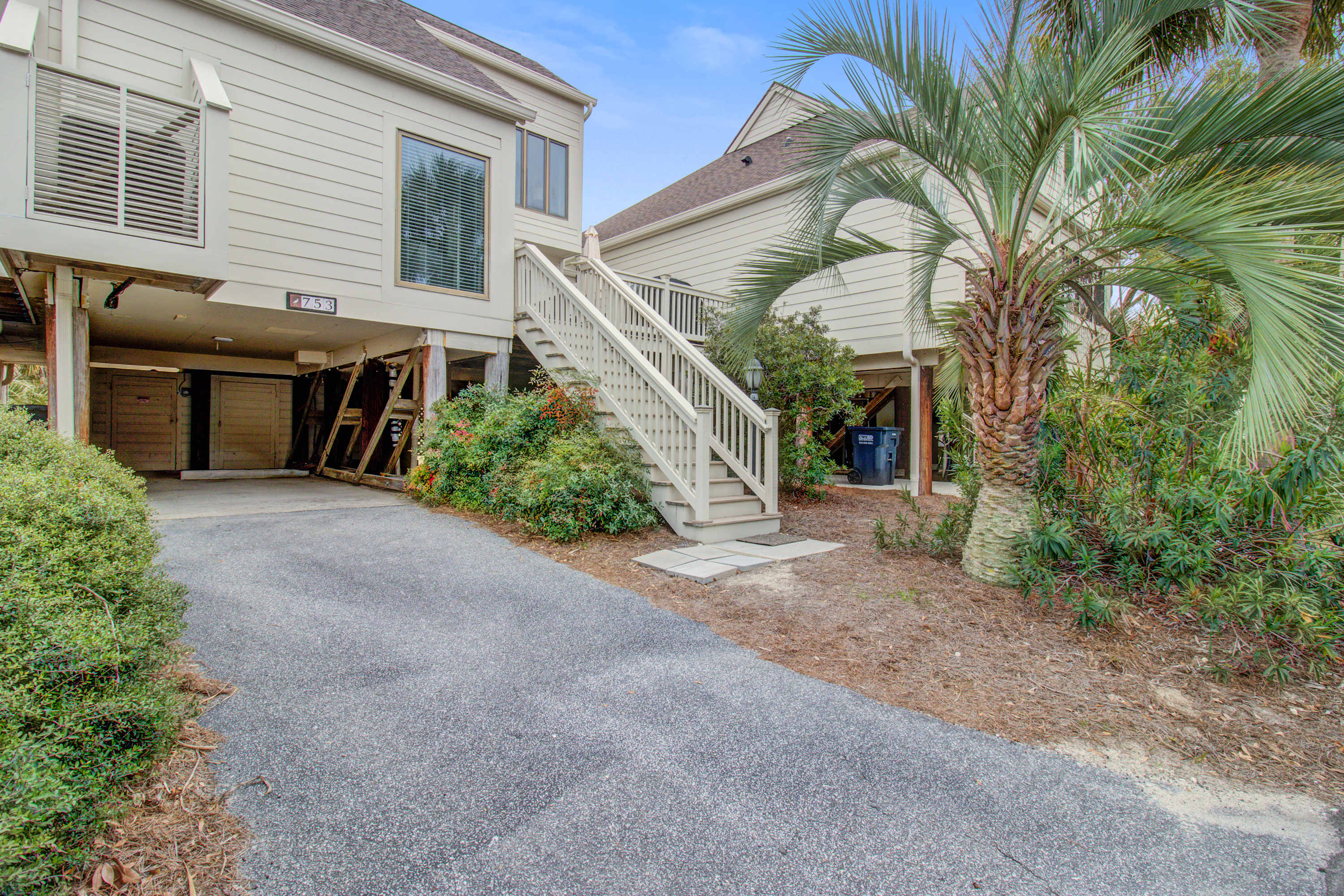 Bright villa with lagoon & fairway views - walk to the beach & golf