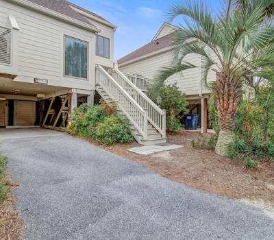 Bright villa with lagoon & fairway views - walk to the beach & golf