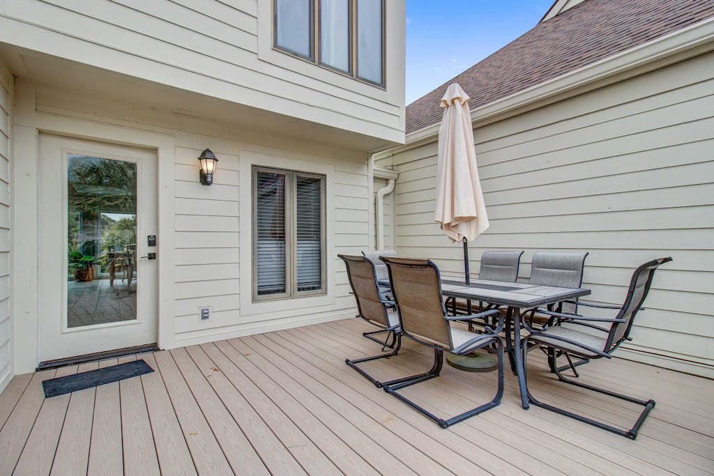 Bright villa with lagoon & fairway views - walk to the beach & golf