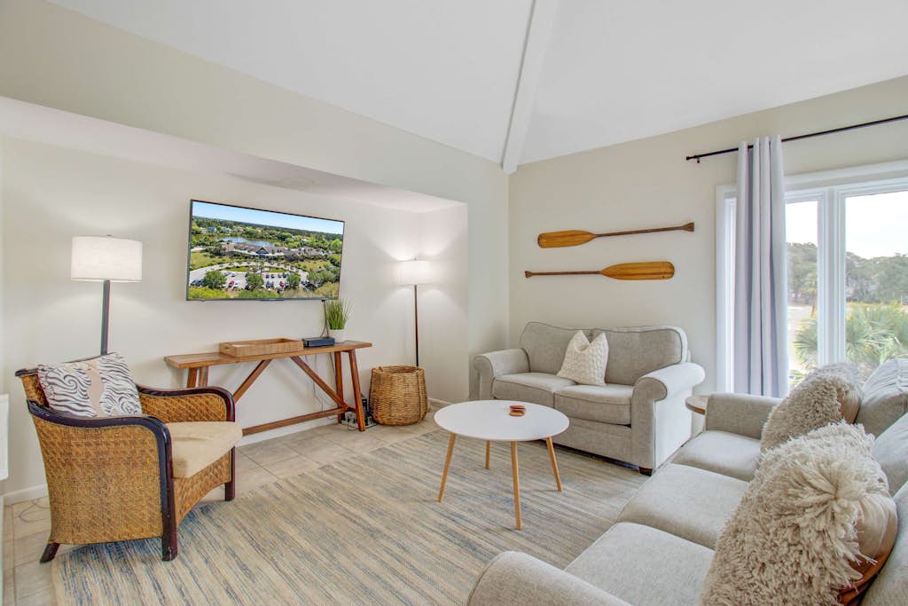 Bright villa with lagoon & fairway views - walk to the beach & golf