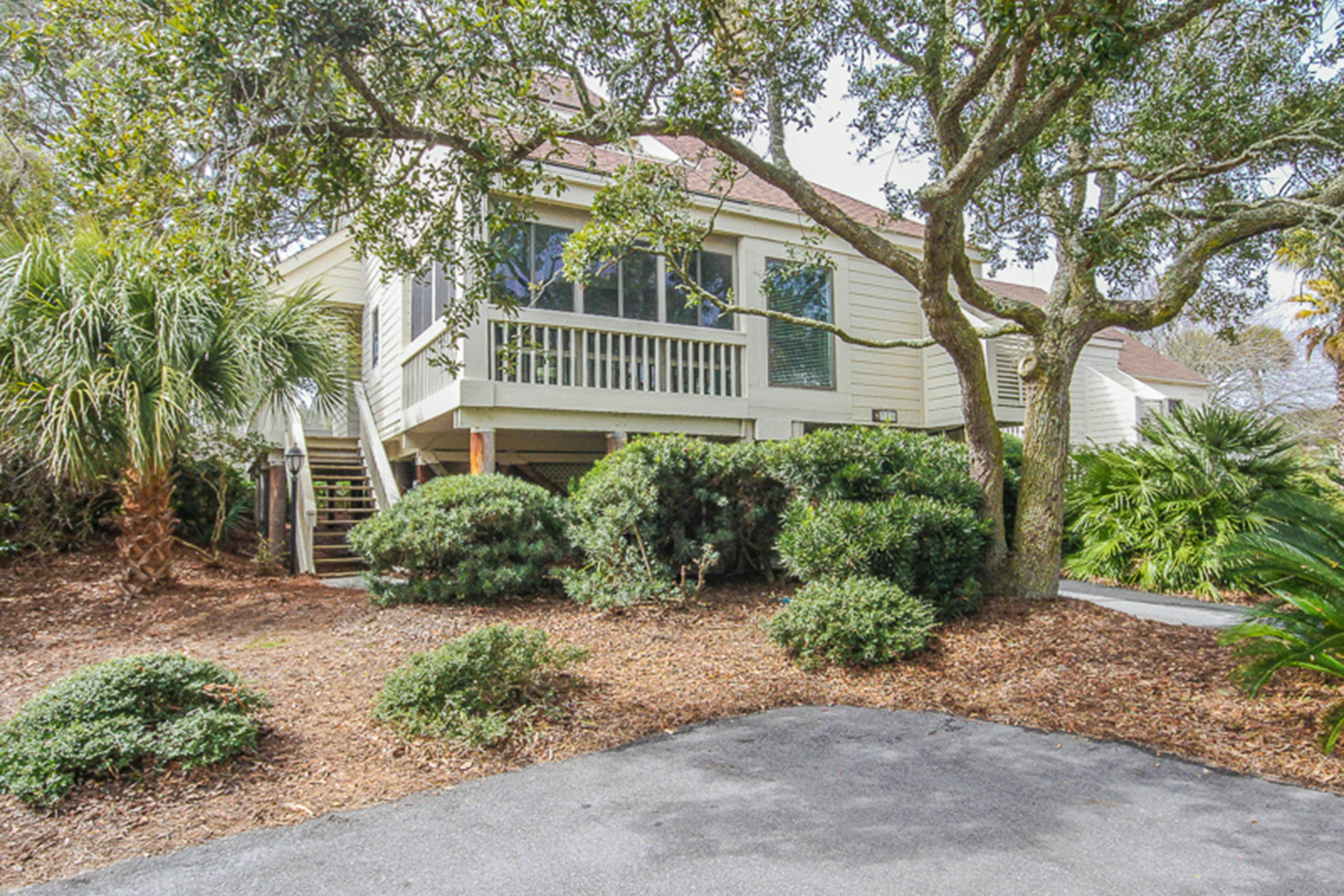 Villa with screened porch & ocean views - just across the street from the beach