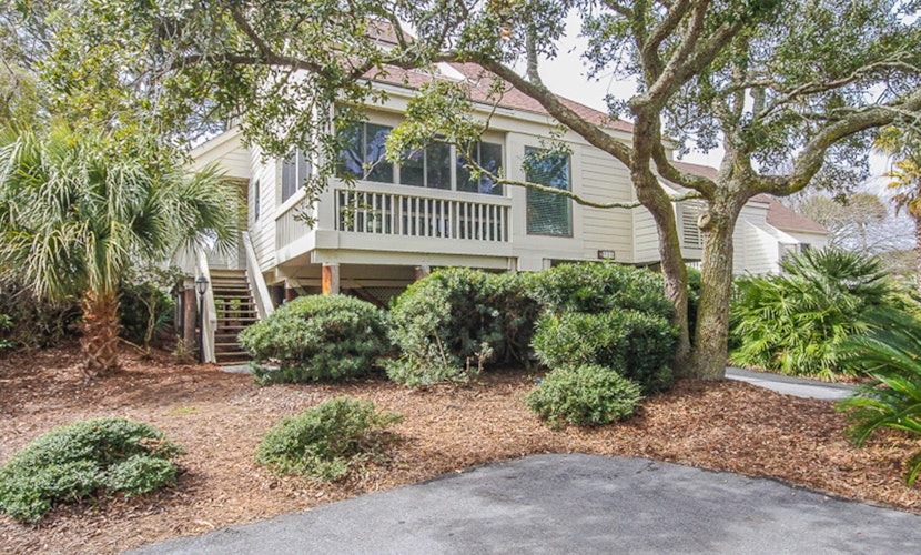 Villa with screened porch & ocean views - just across the street from the beach