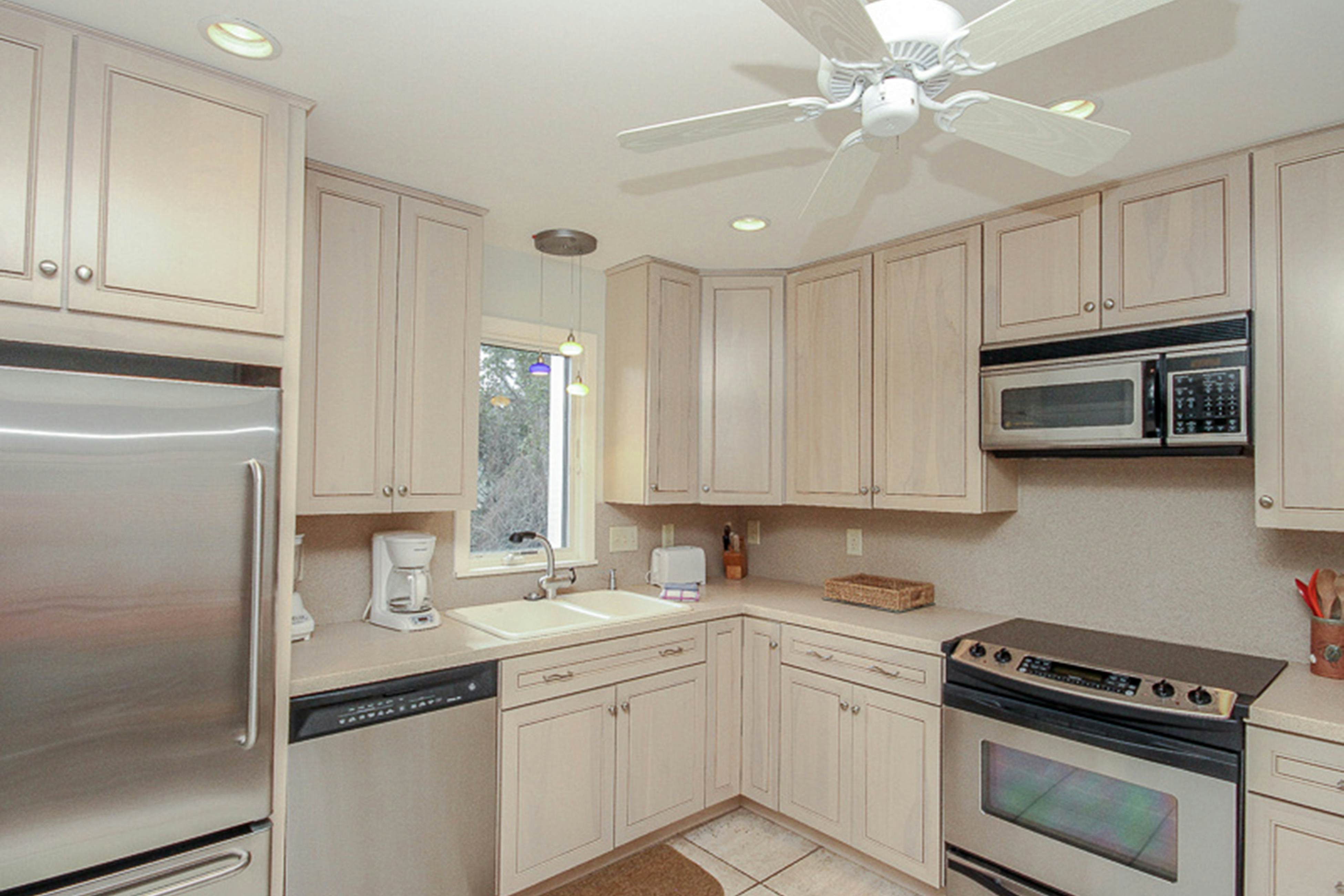 Villa with screened porch & ocean views - just across the street from the beach