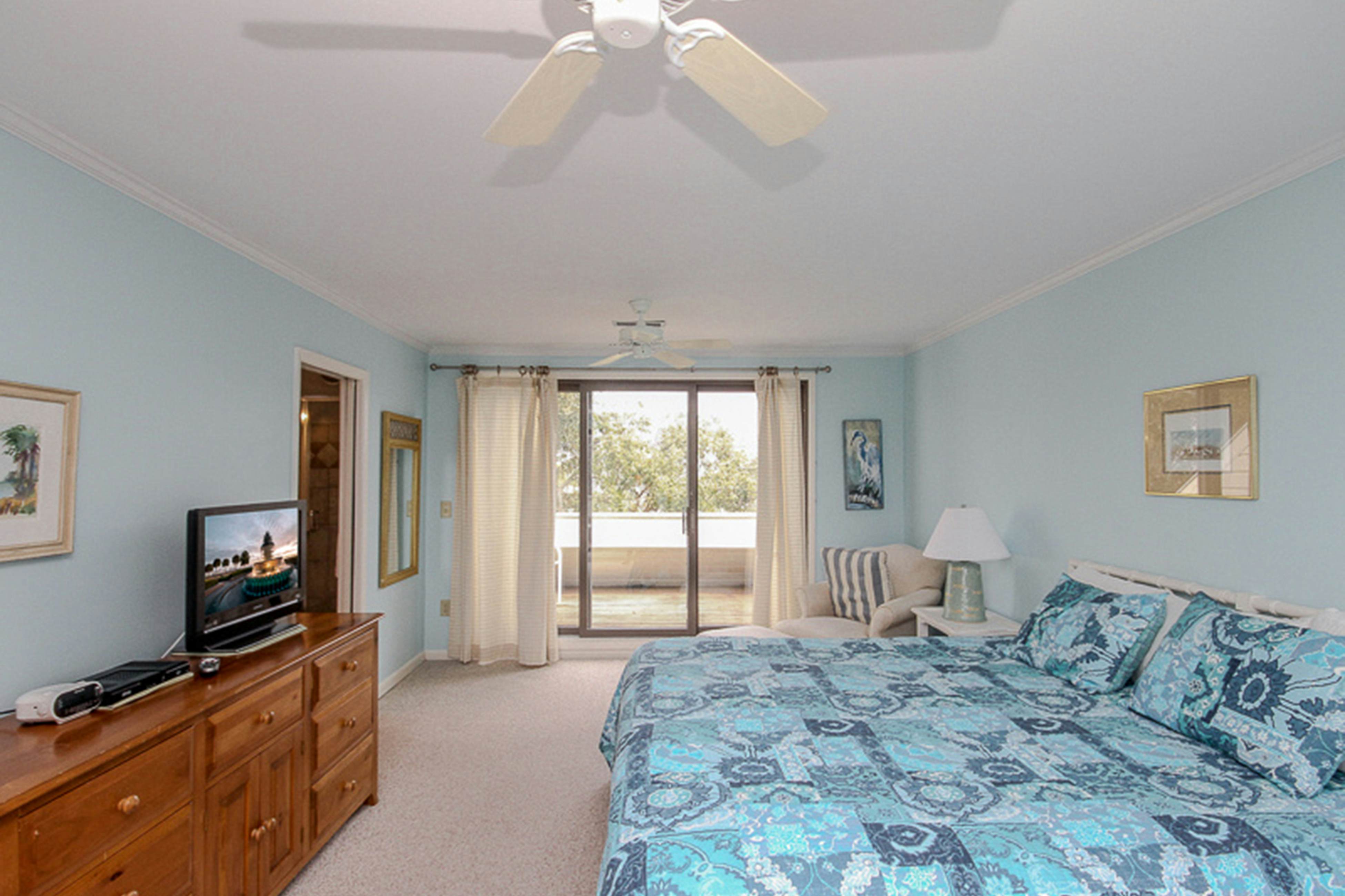 Villa with screened porch & ocean views - just across the street from the beach
