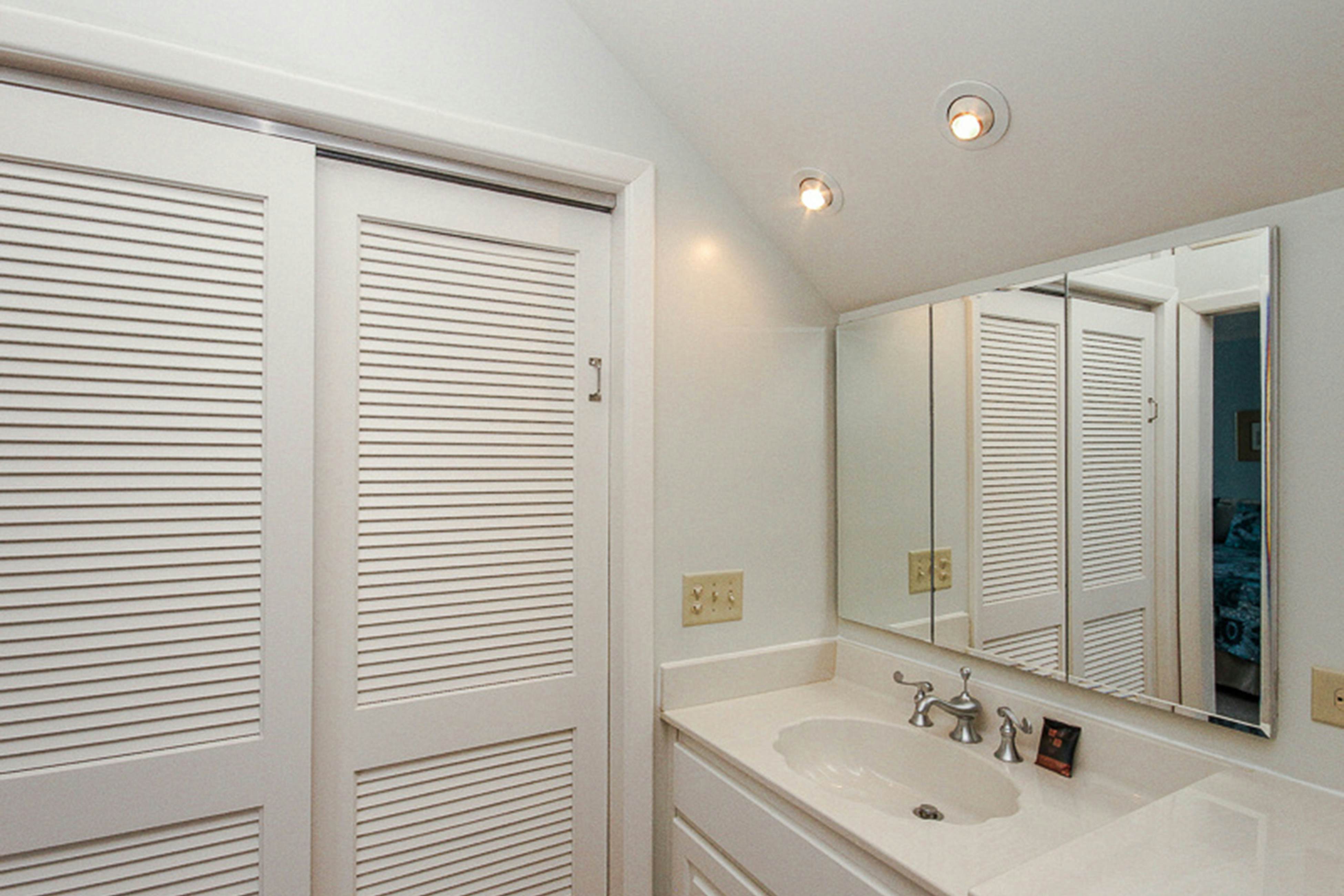 Villa with screened porch & ocean views - just across the street from the beach