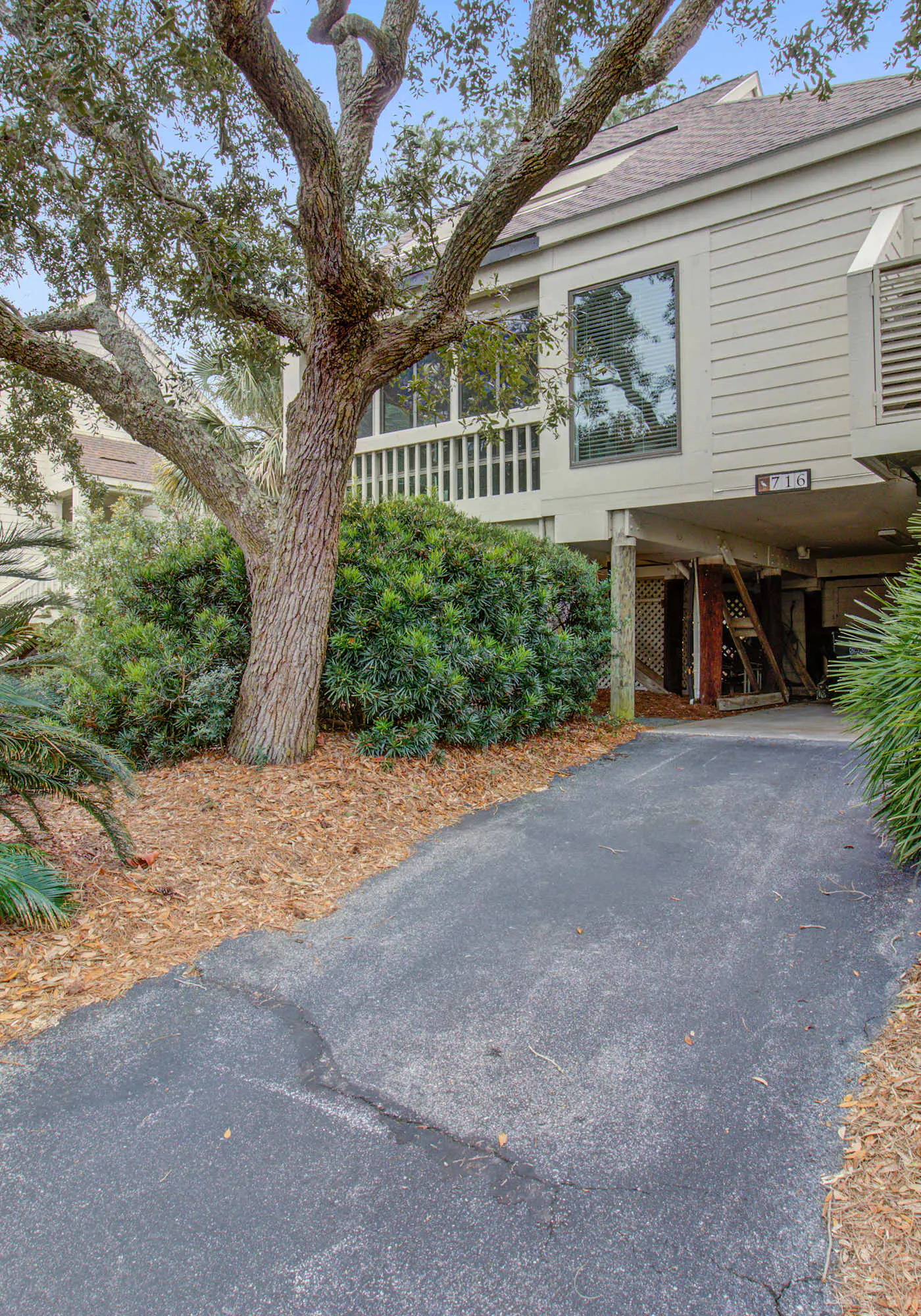 Villa with screened porch & fabulous views - just across the street from the beach
