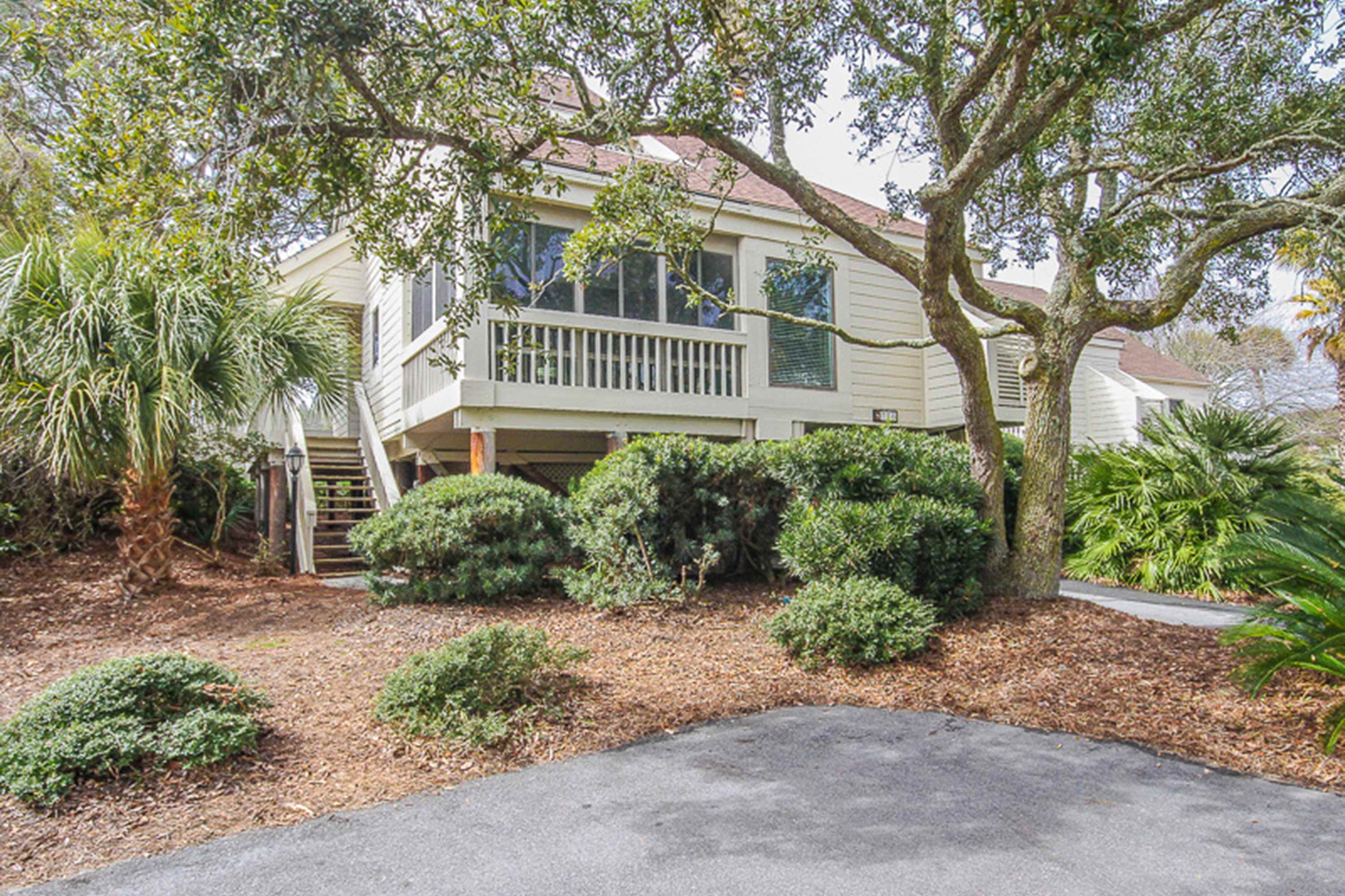 Villa with screened porch & ocean views - just across the street from the beach