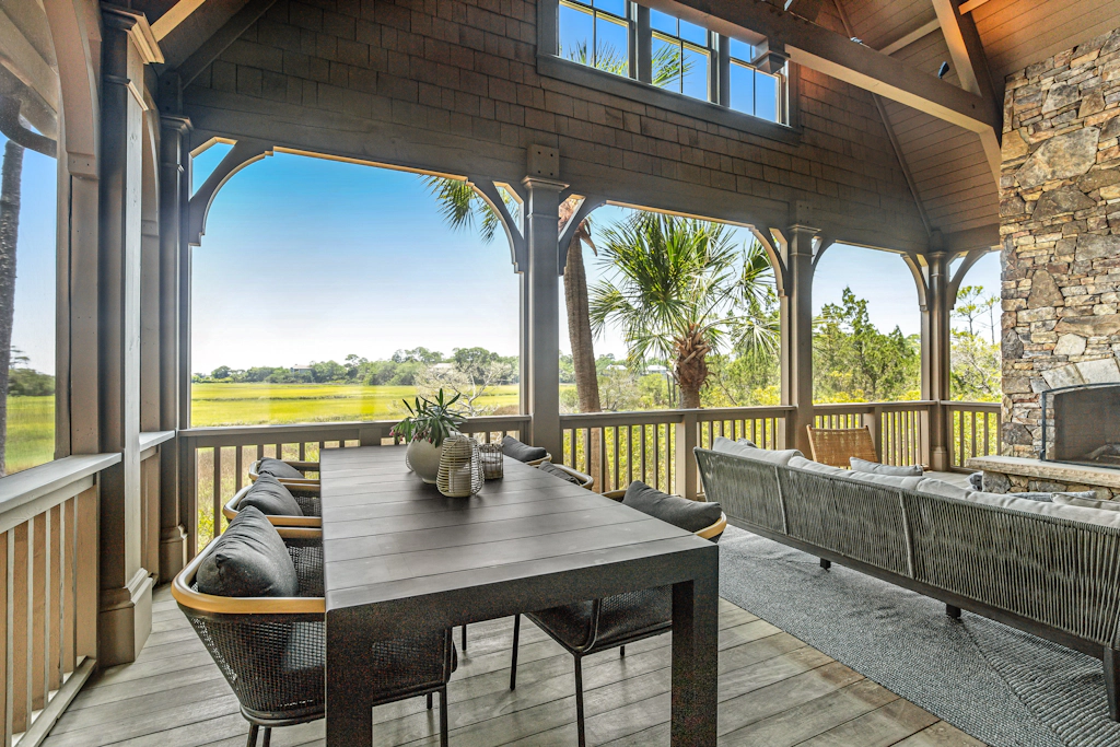 Luxurious, water view retreat with WiFi, AC, washer, dryer, screened porch.      