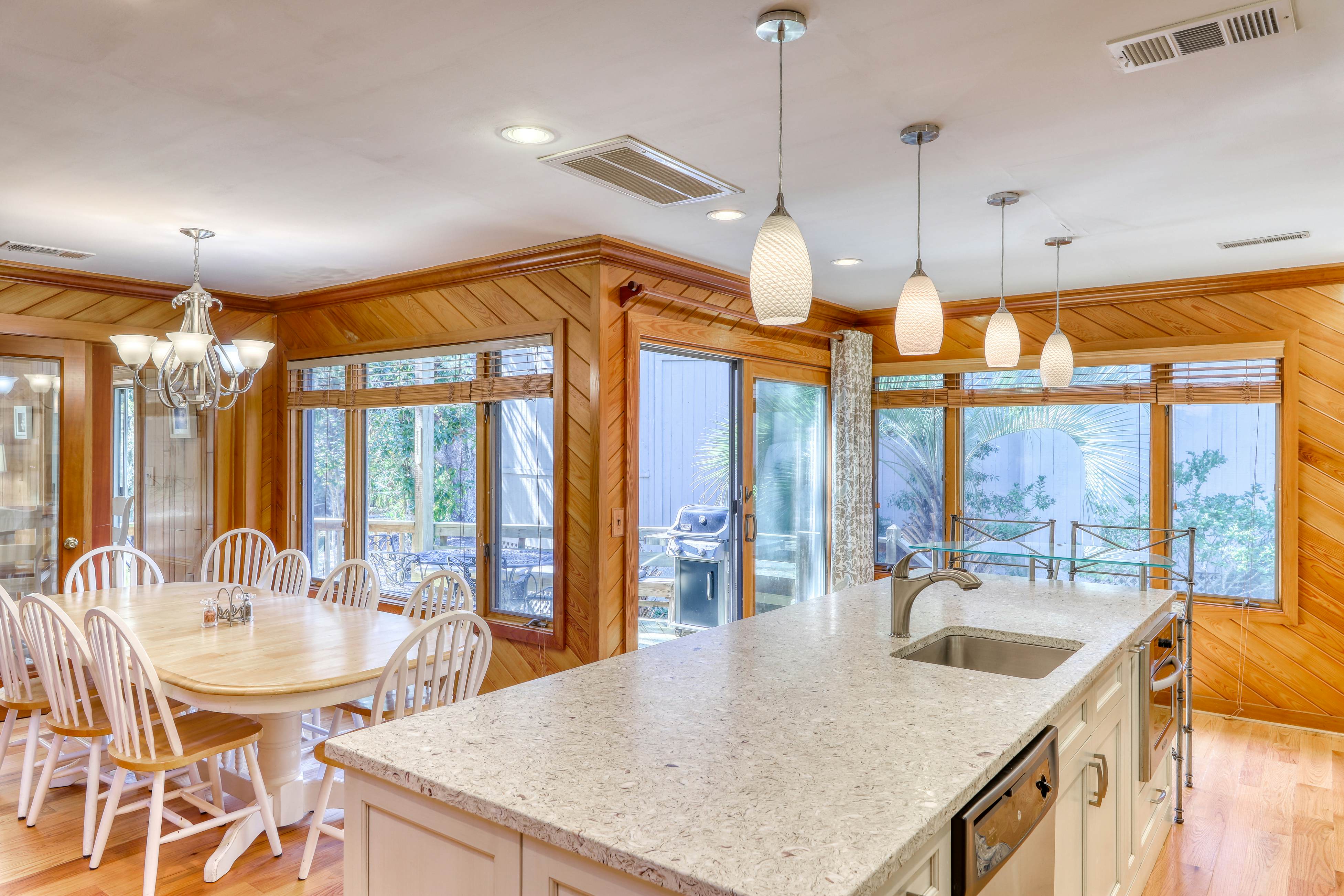 Lagoon View Cabin with Plenty of Space - Moments Away from the Beach