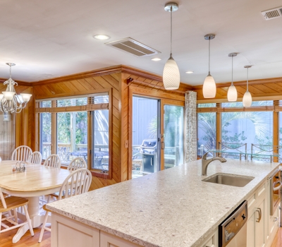 West Beach home with Plenty of Space - Moments Away from the Beach