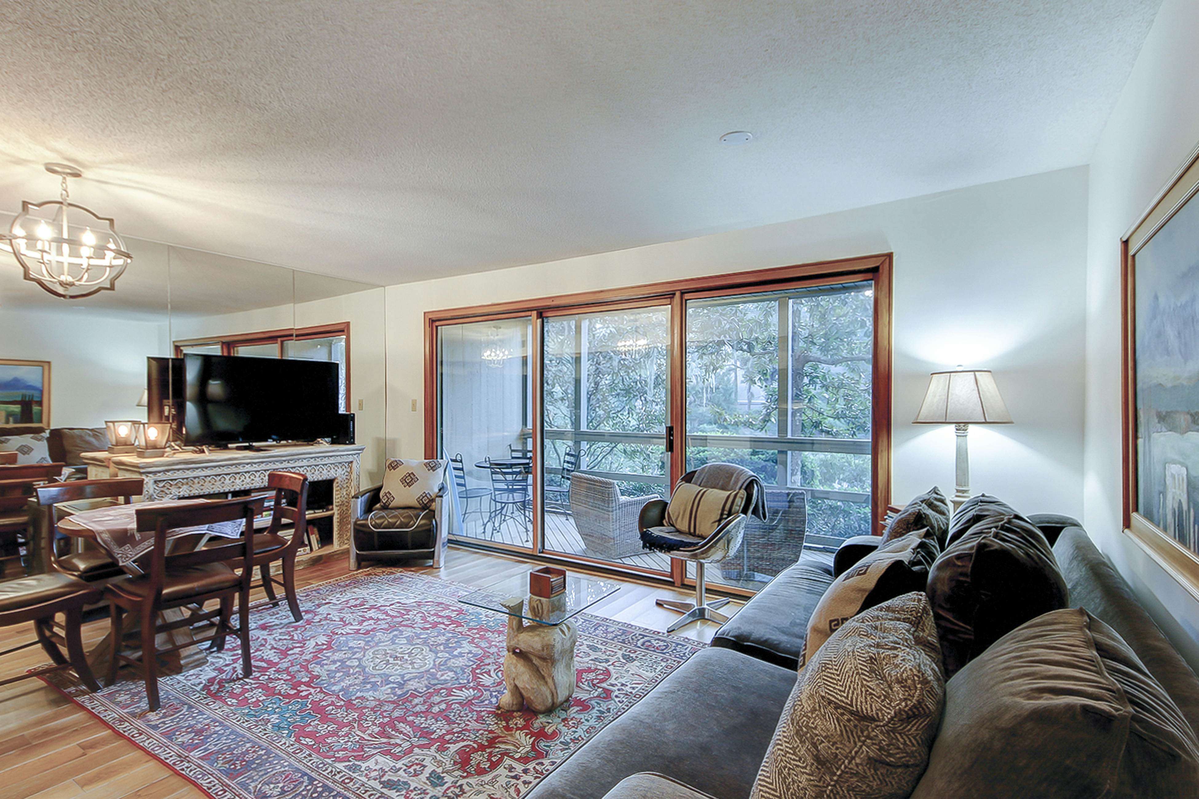 Comfortable ground-floor condo with enclosed patio, washer/dryer, & AC