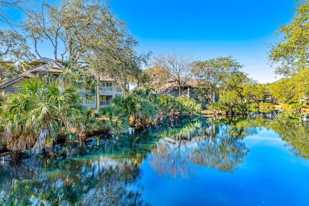 Enchanting lagoon-view villa - quick beach access, tennis court, & screened deck