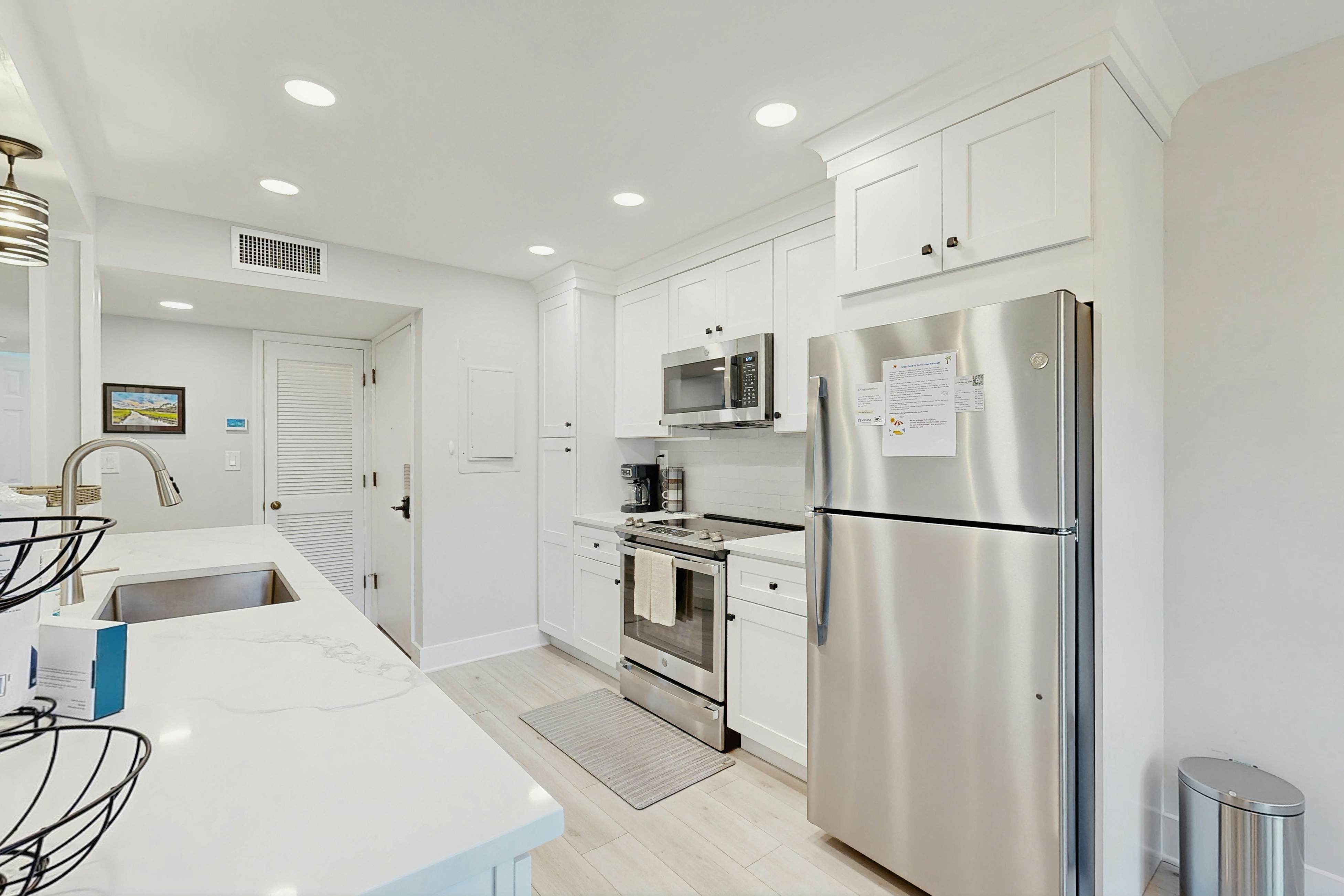 Enchanting lagoon-view villa - quick beach access, tennis court, & screened deck