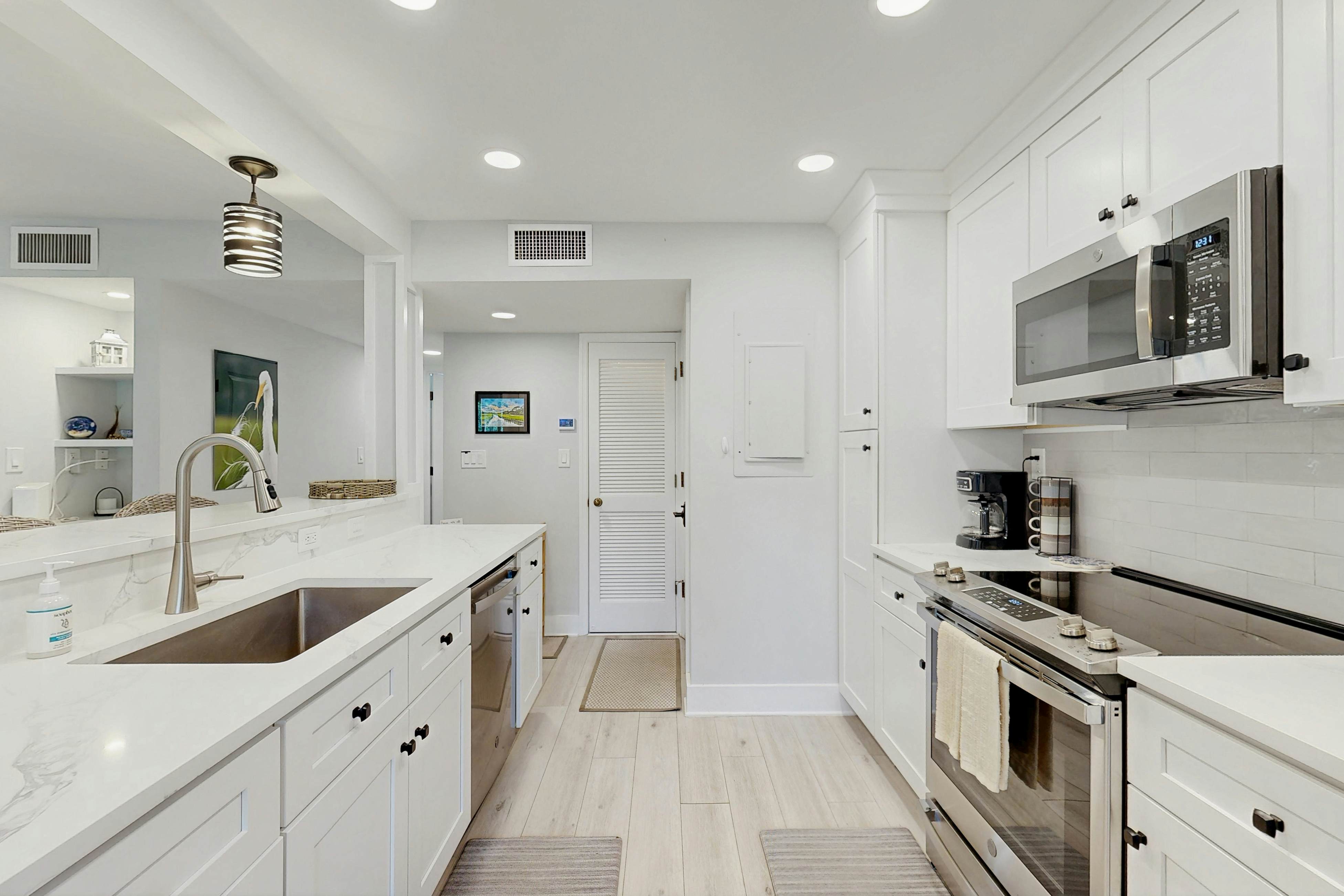 Enchanting lagoon-view villa - quick beach access, tennis court, & screened deck