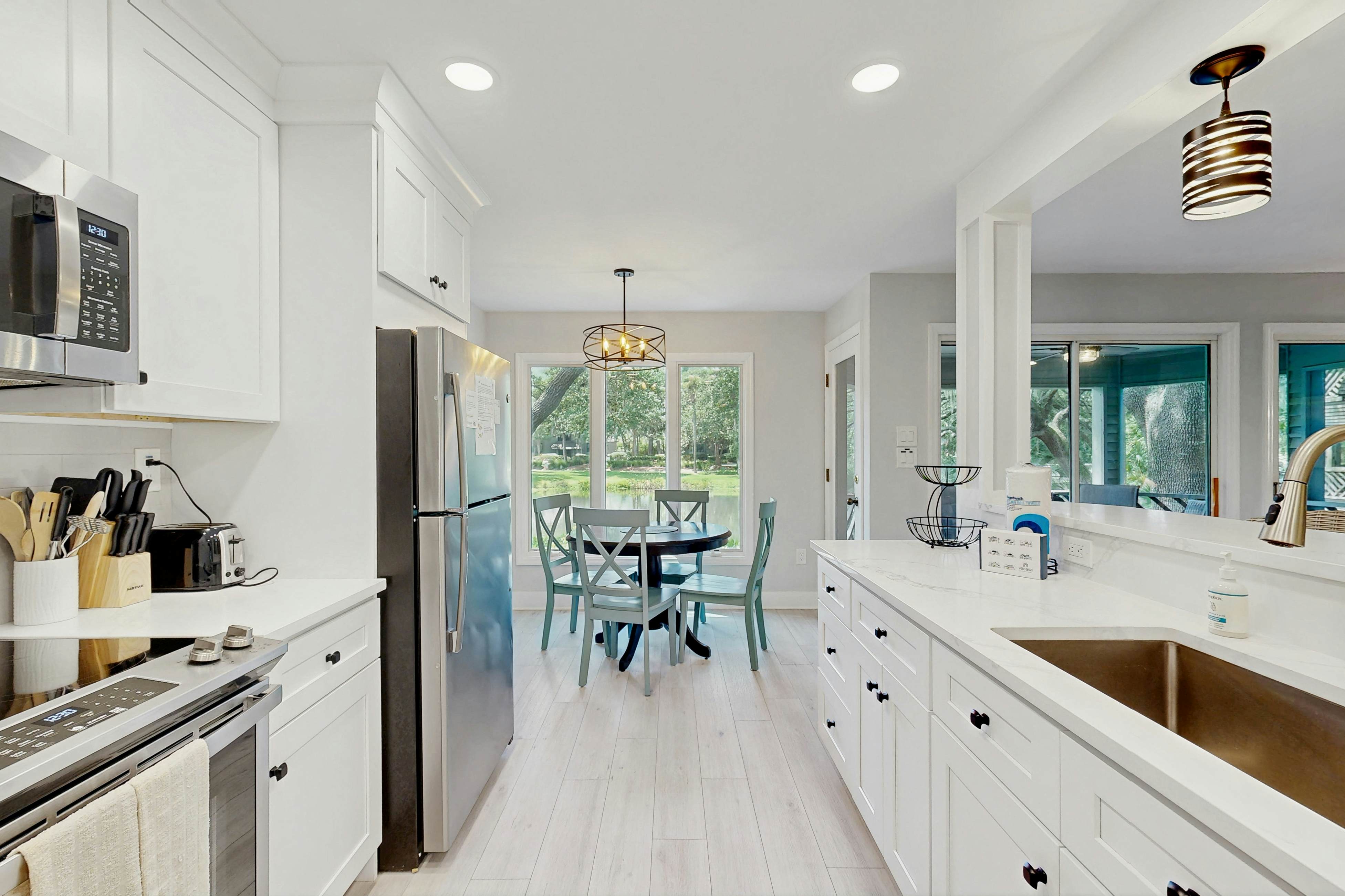 Enchanting lagoon-view villa - quick beach access, tennis court, & screened deck