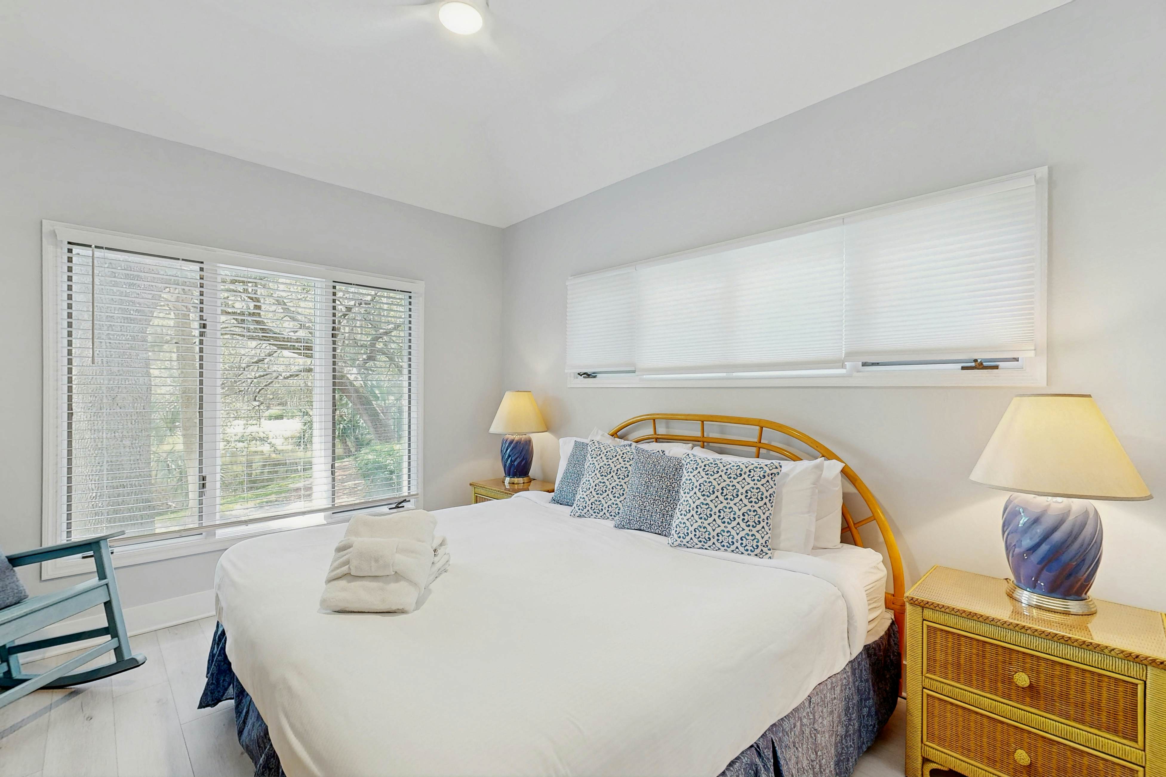 Enchanting lagoon-view villa - quick beach access, tennis court, & screened deck