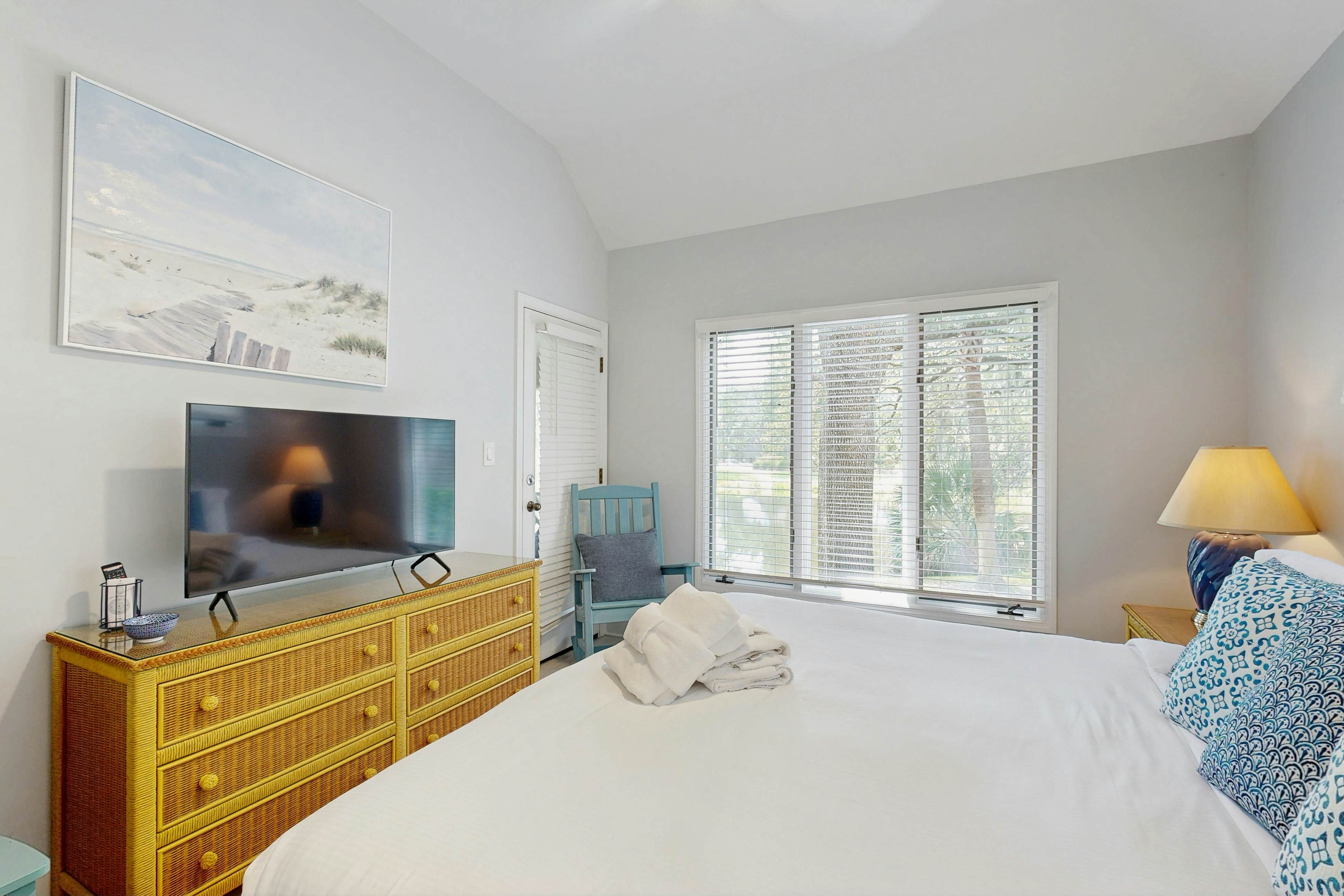 Enchanting lagoon-view villa - quick beach access, tennis court, & screened deck