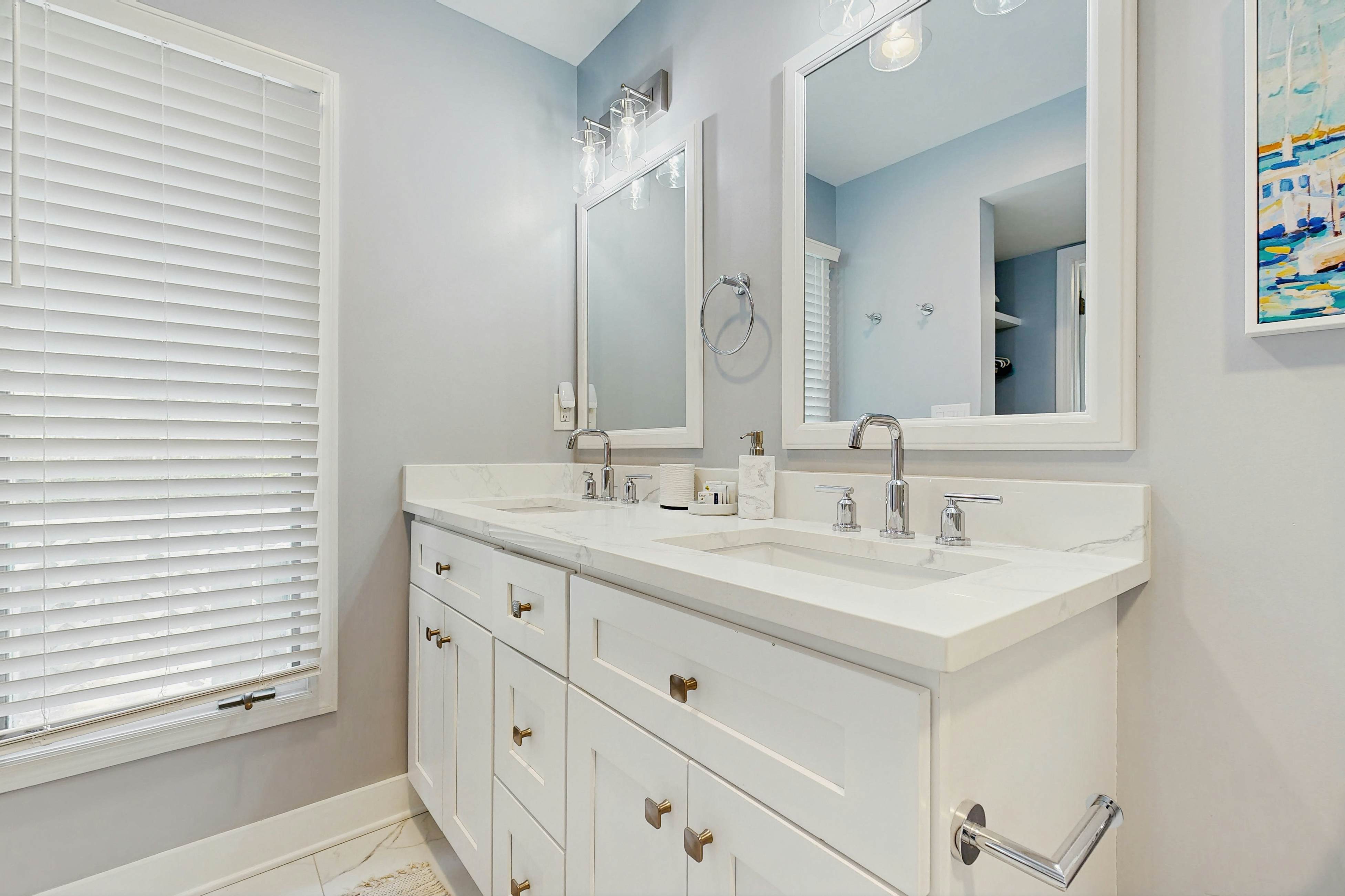 Enchanting lagoon-view villa - quick beach access, tennis court, & screened deck