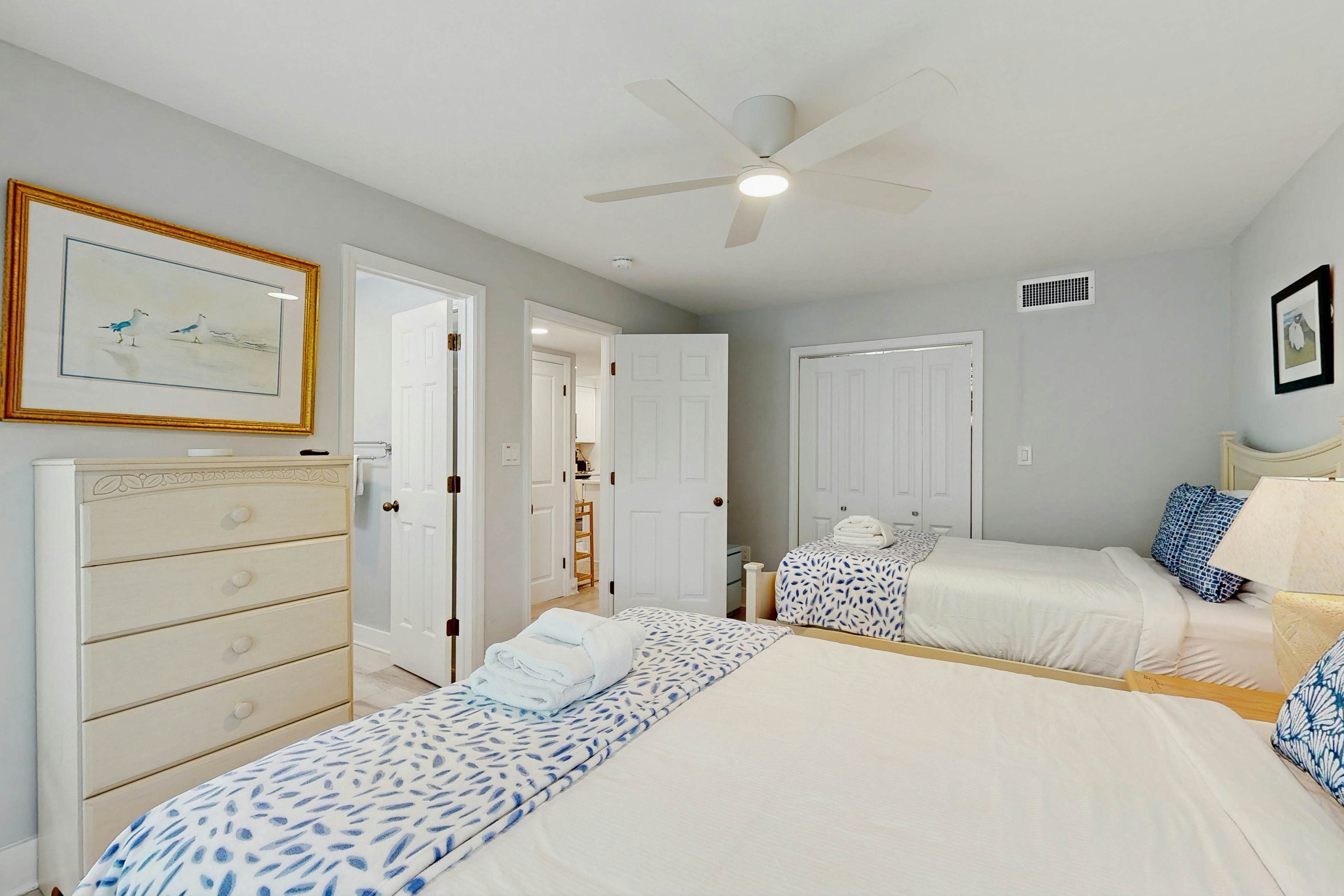 Enchanting lagoon-view villa - quick beach access, tennis court, & screened deck