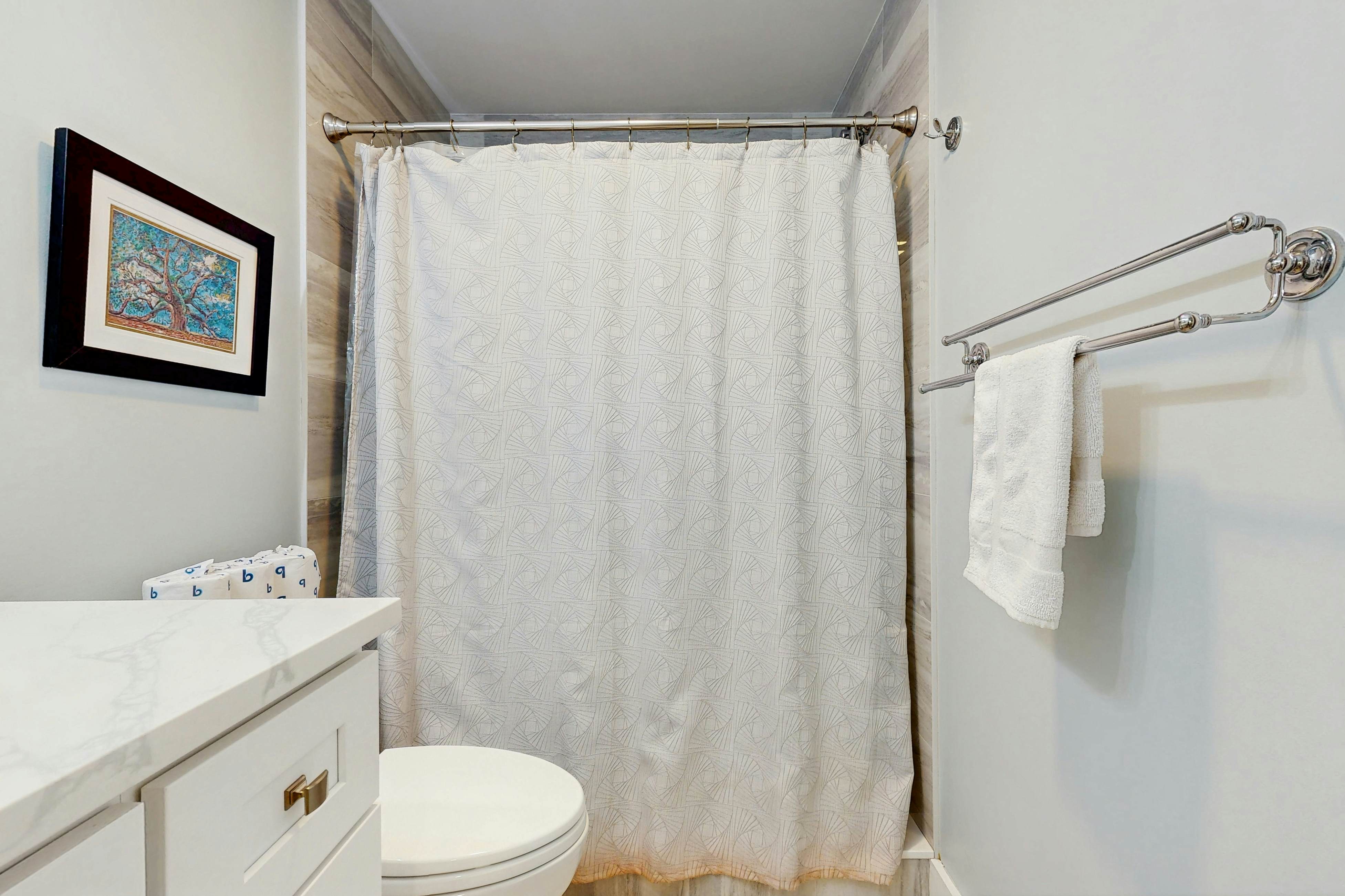 Enchanting lagoon-view villa - quick beach access, tennis court, & screened deck