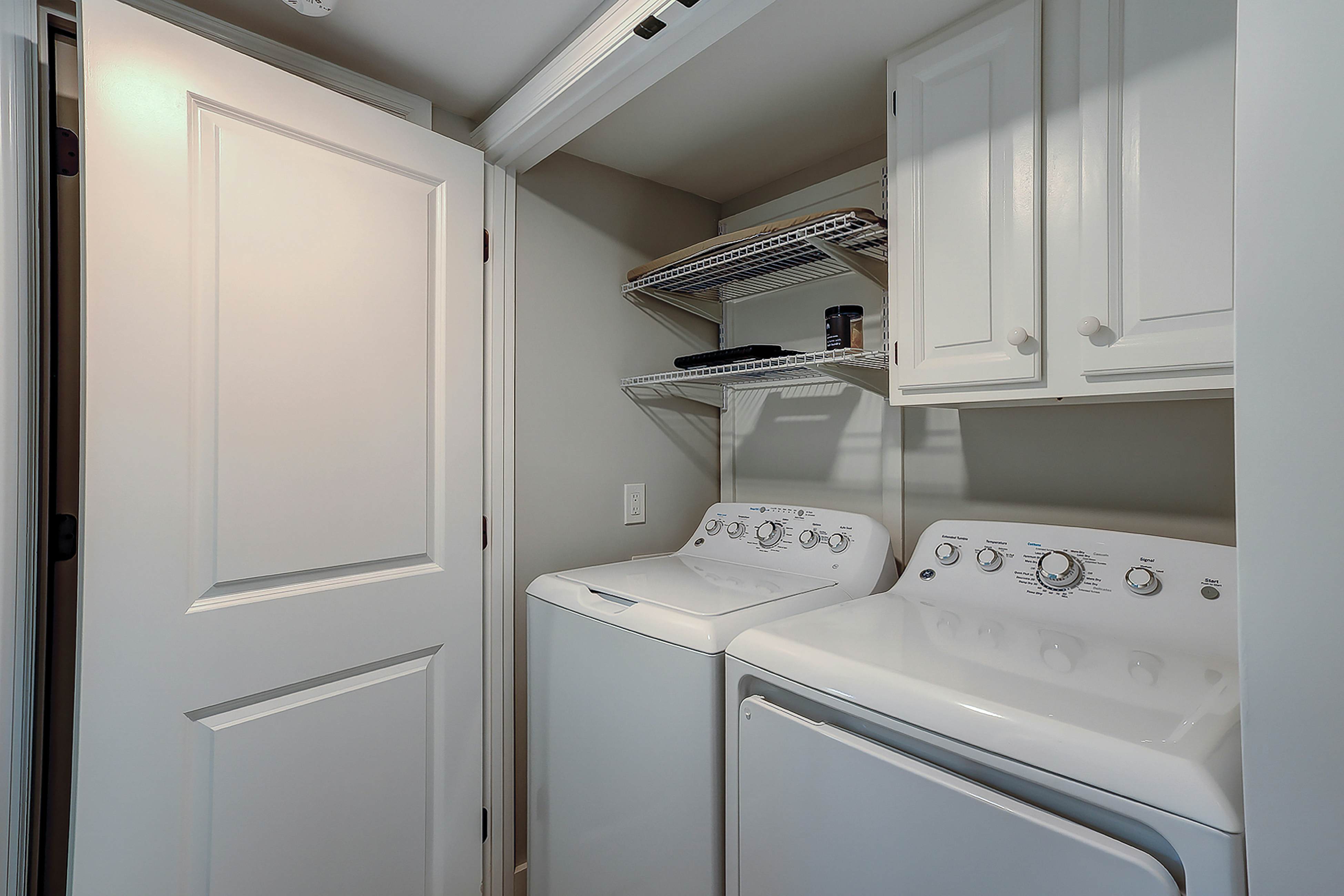 Enchanting lagoon-view villa - quick beach access, tennis court, & screened deck