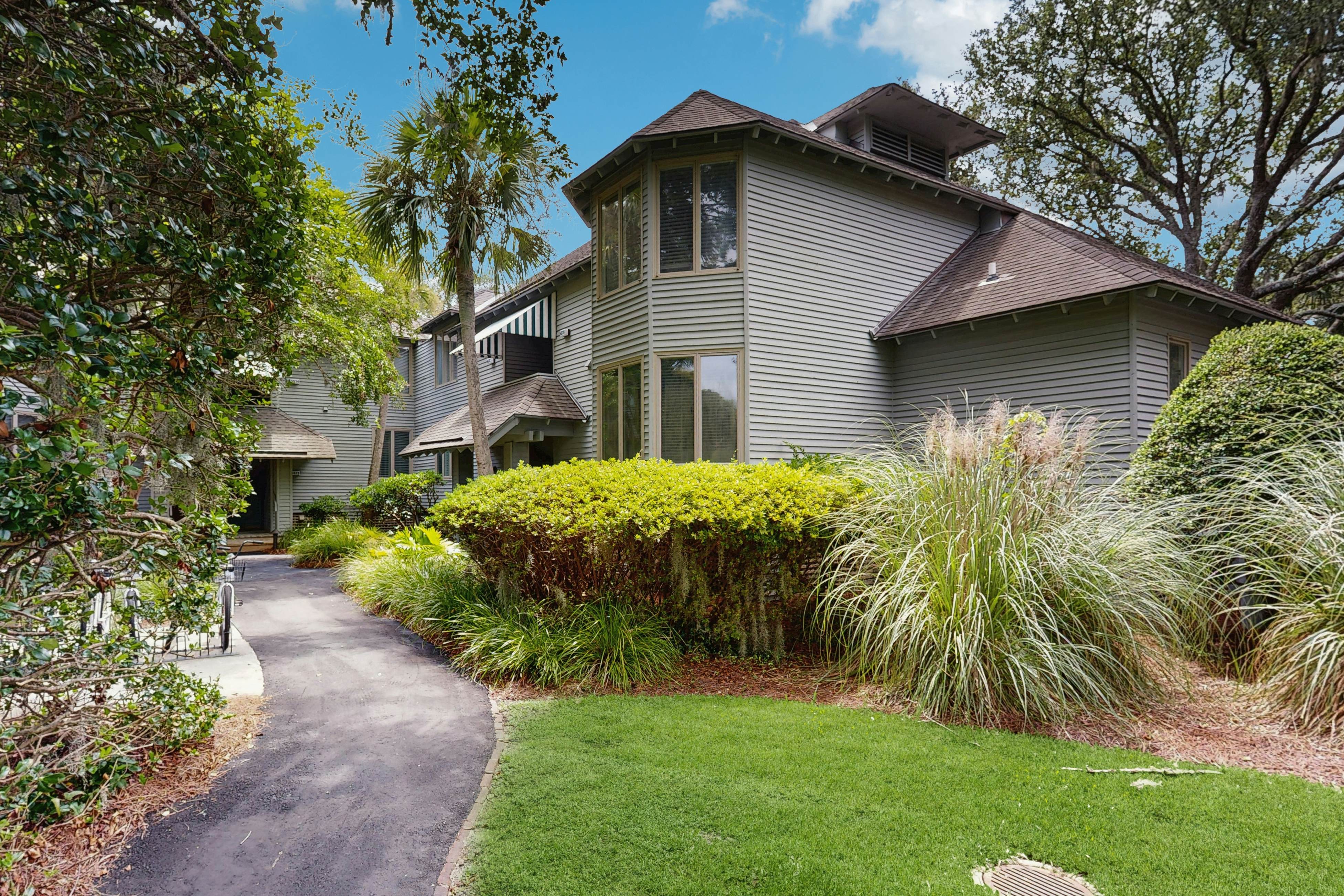 Enchanting lagoon-view villa - quick beach access, tennis court, & screened deck