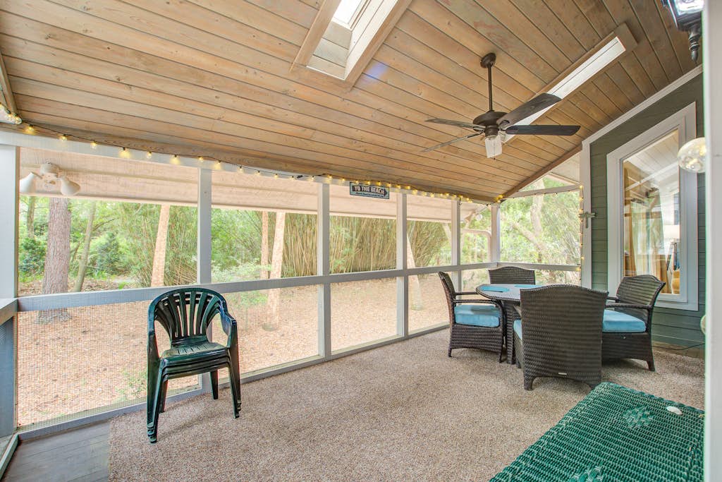 Spacious, dog-friendly home with screened porch, next to the beach path