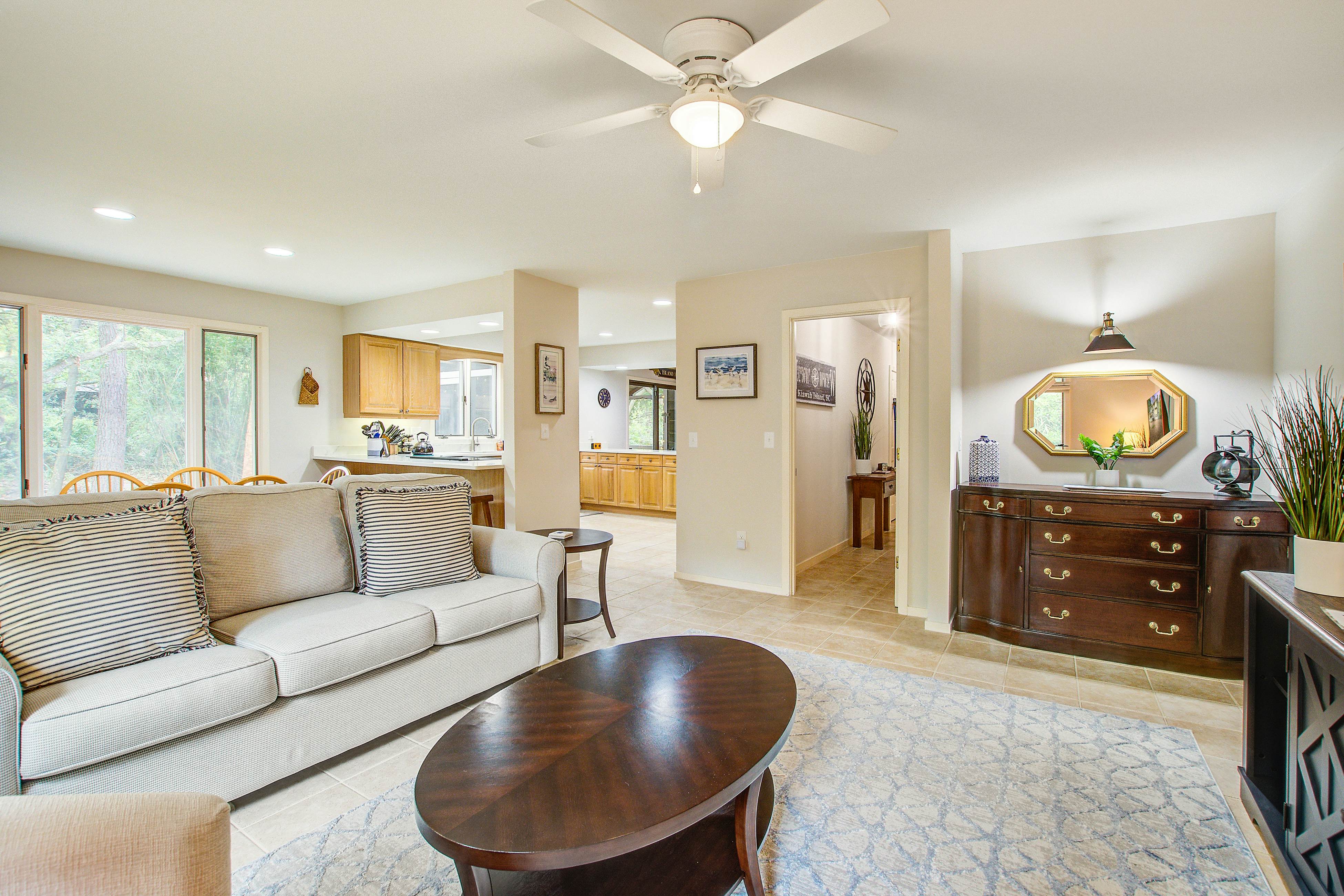 Spacious, dog-friendly home with screened porch, next to the beach path