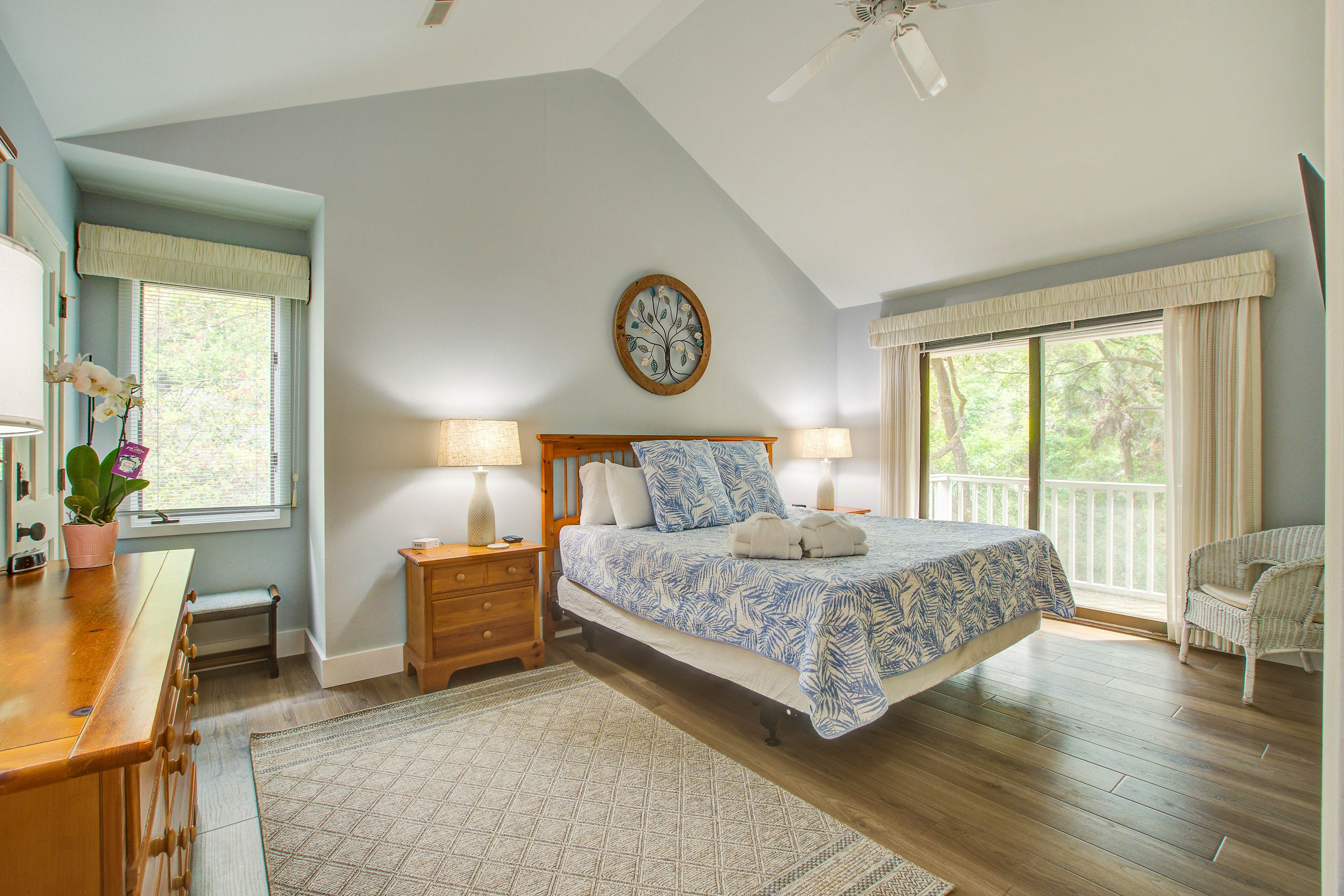 Spacious, dog-friendly home with screened porch, next to the beach path