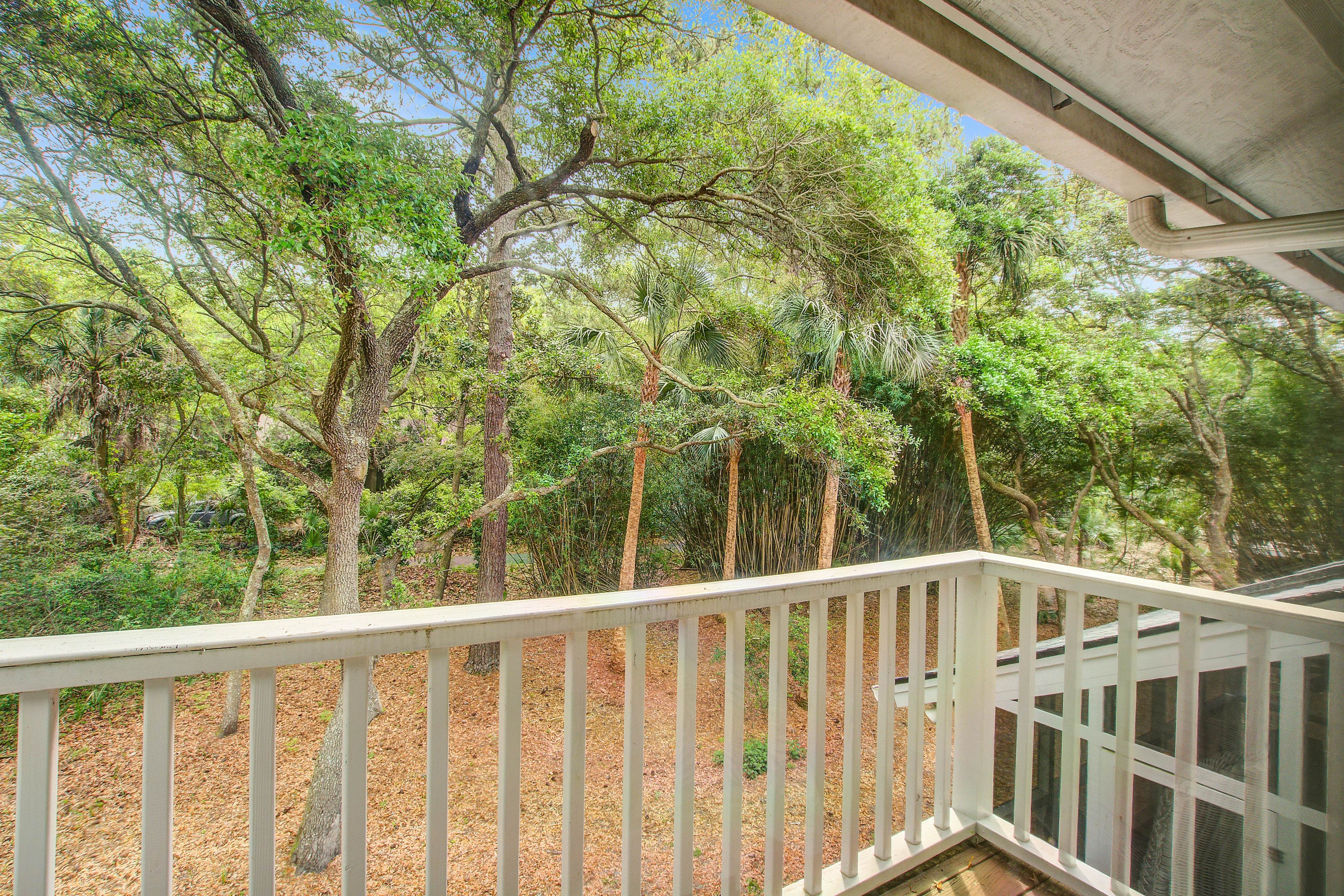 Spacious, dog-friendly home with screened porch, next to the beach path
