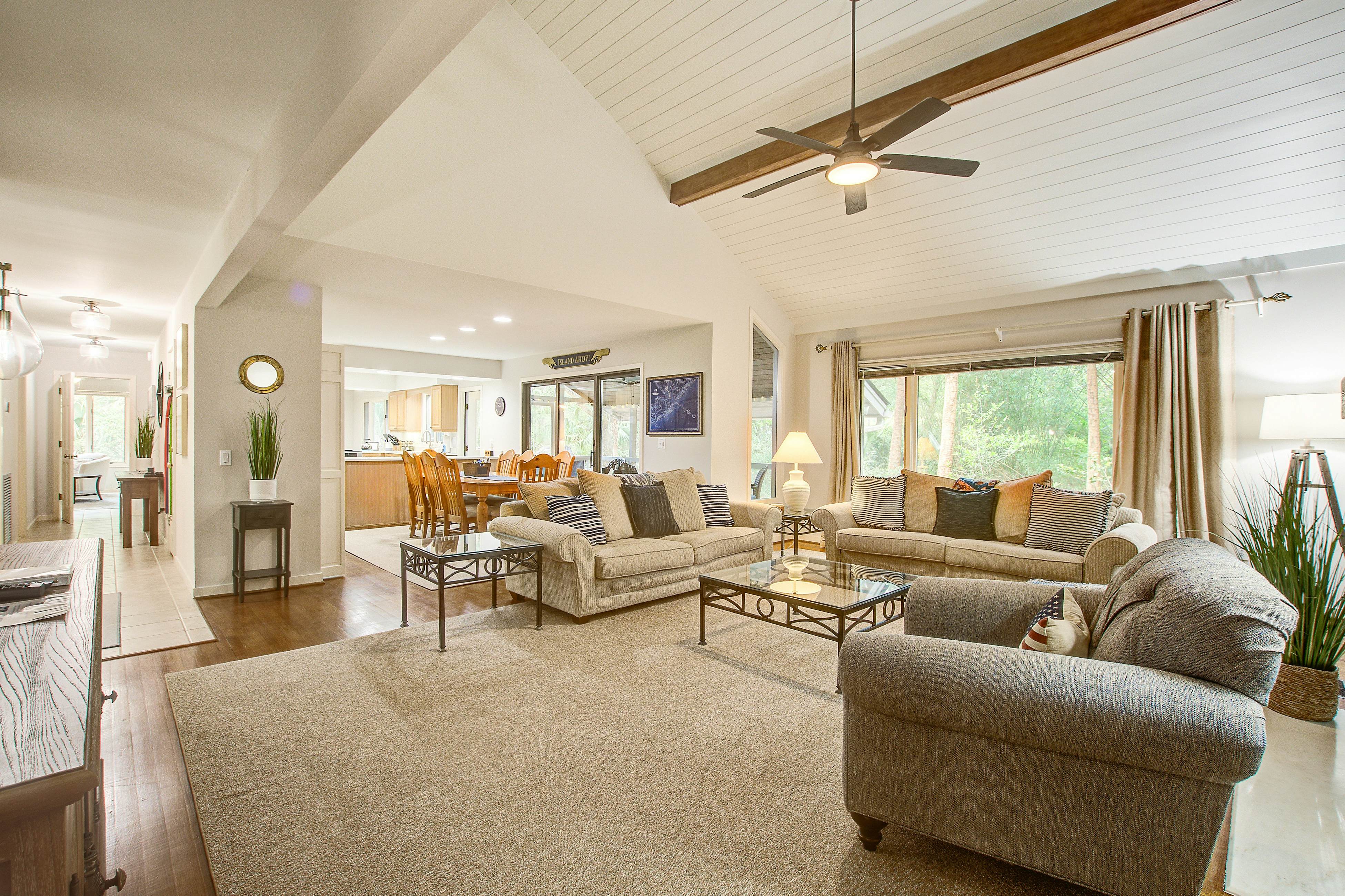 Spacious, dog-friendly home with screened porch, next to the beach path