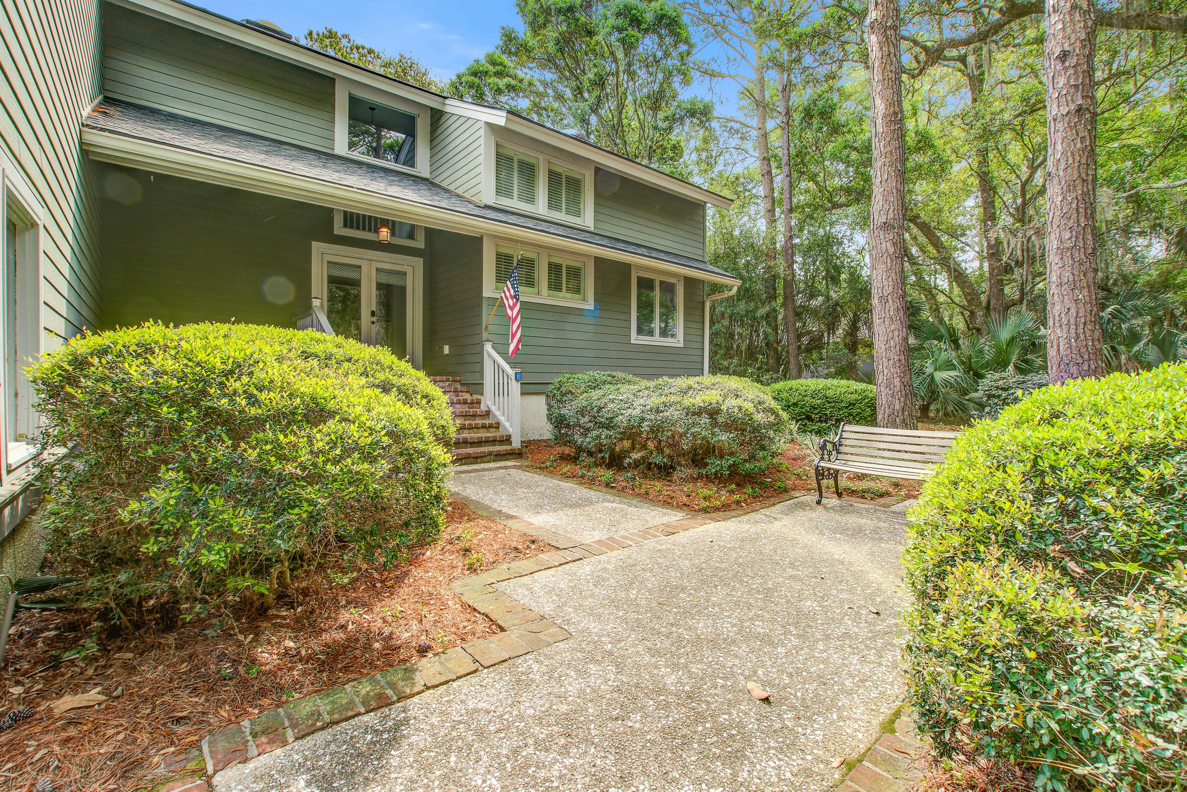 Spacious, dog-friendly home with screened porch, next to the beach path