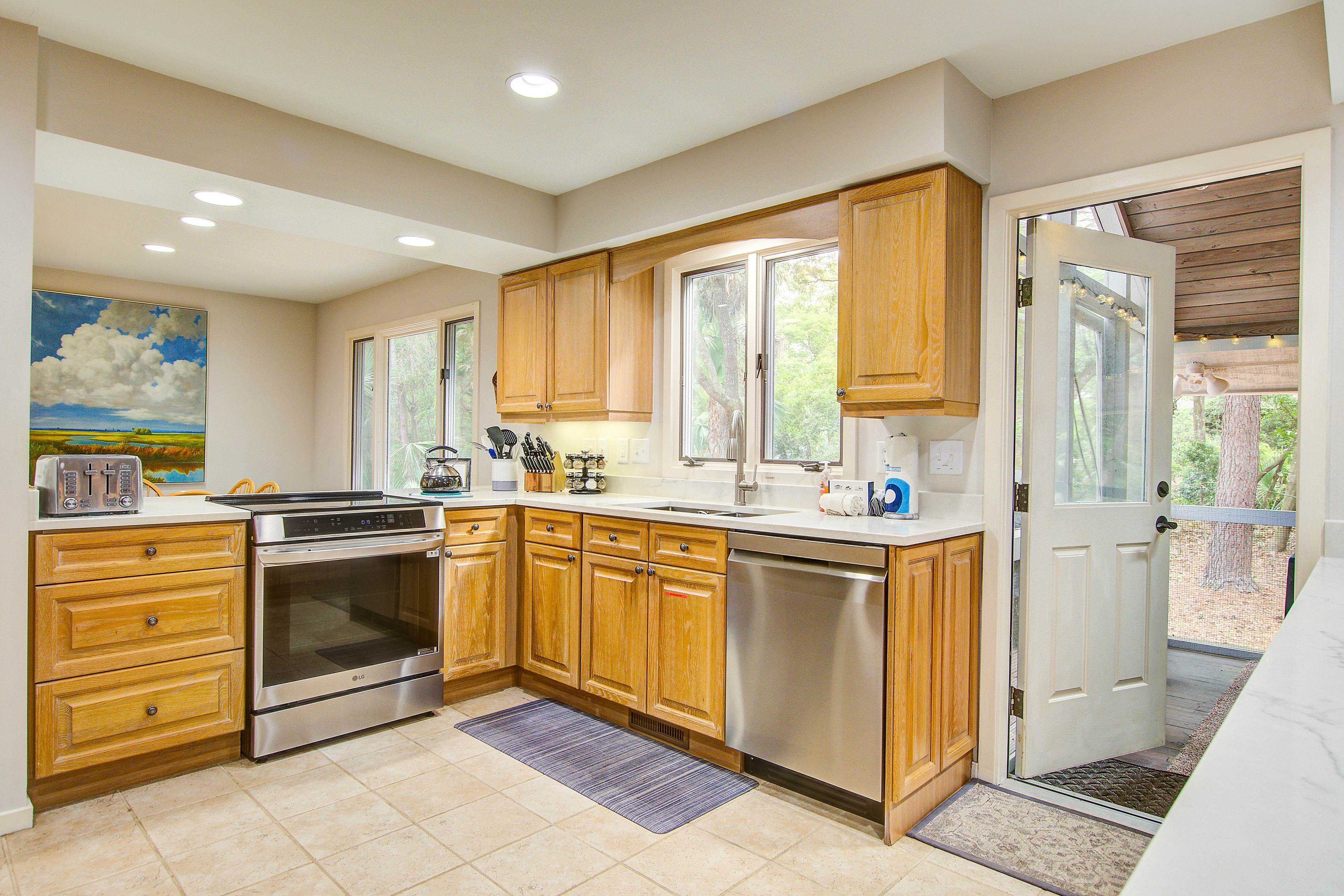 Spacious, dog-friendly home with screened porch, next to the beach path