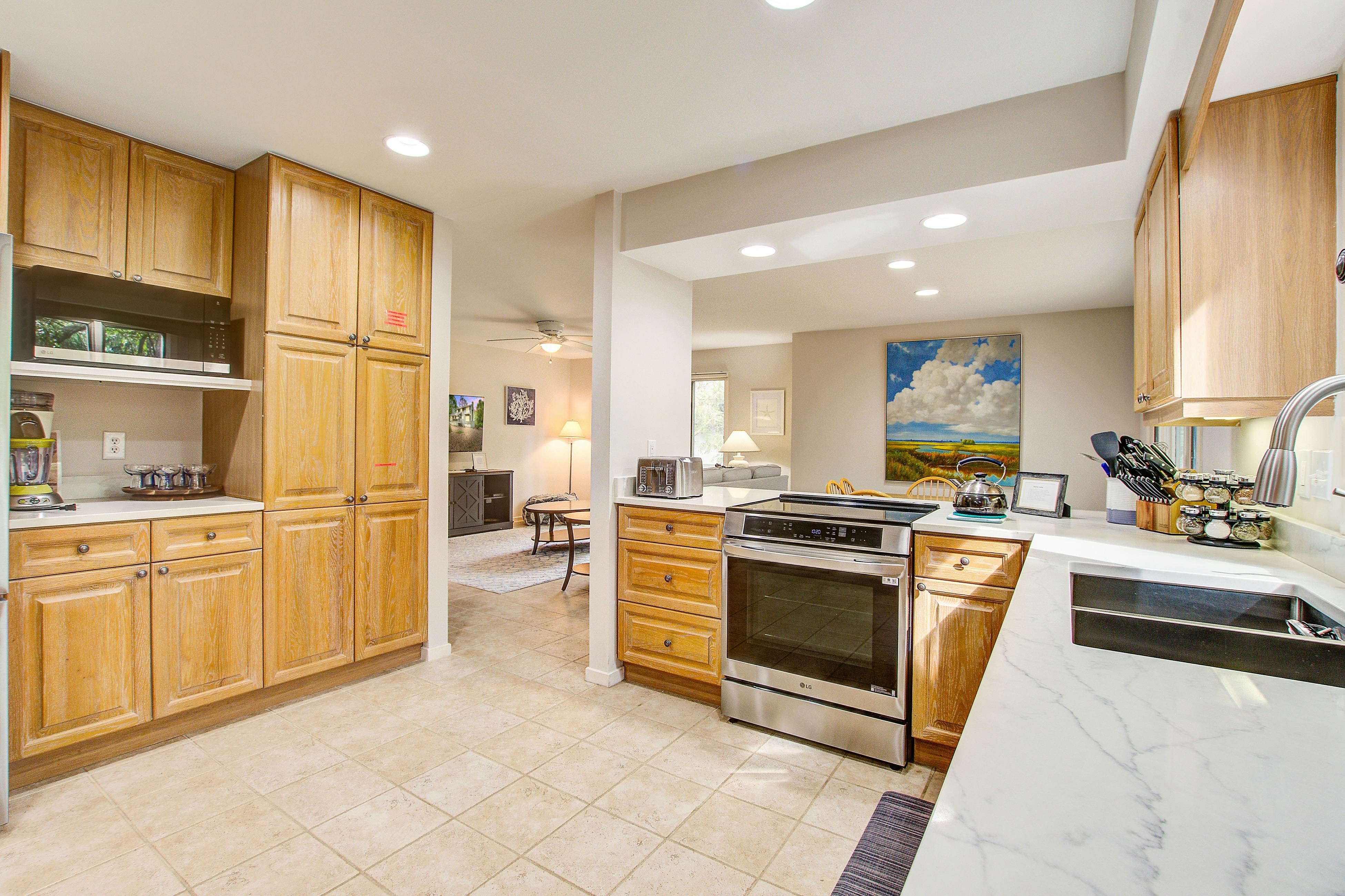 Spacious, dog-friendly home with screened porch, next to the beach path