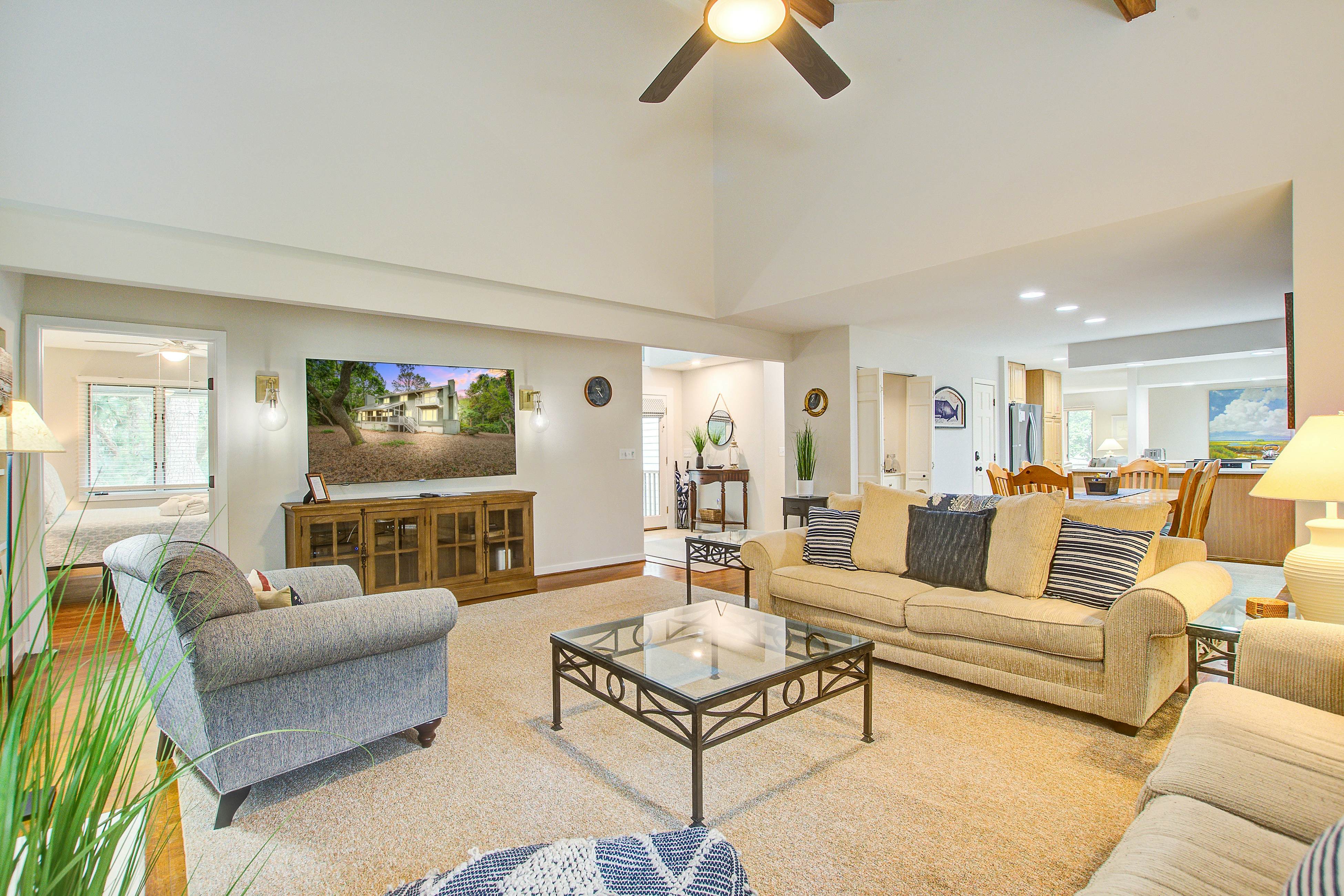 Spacious, dog-friendly home with screened porch, next to the beach path