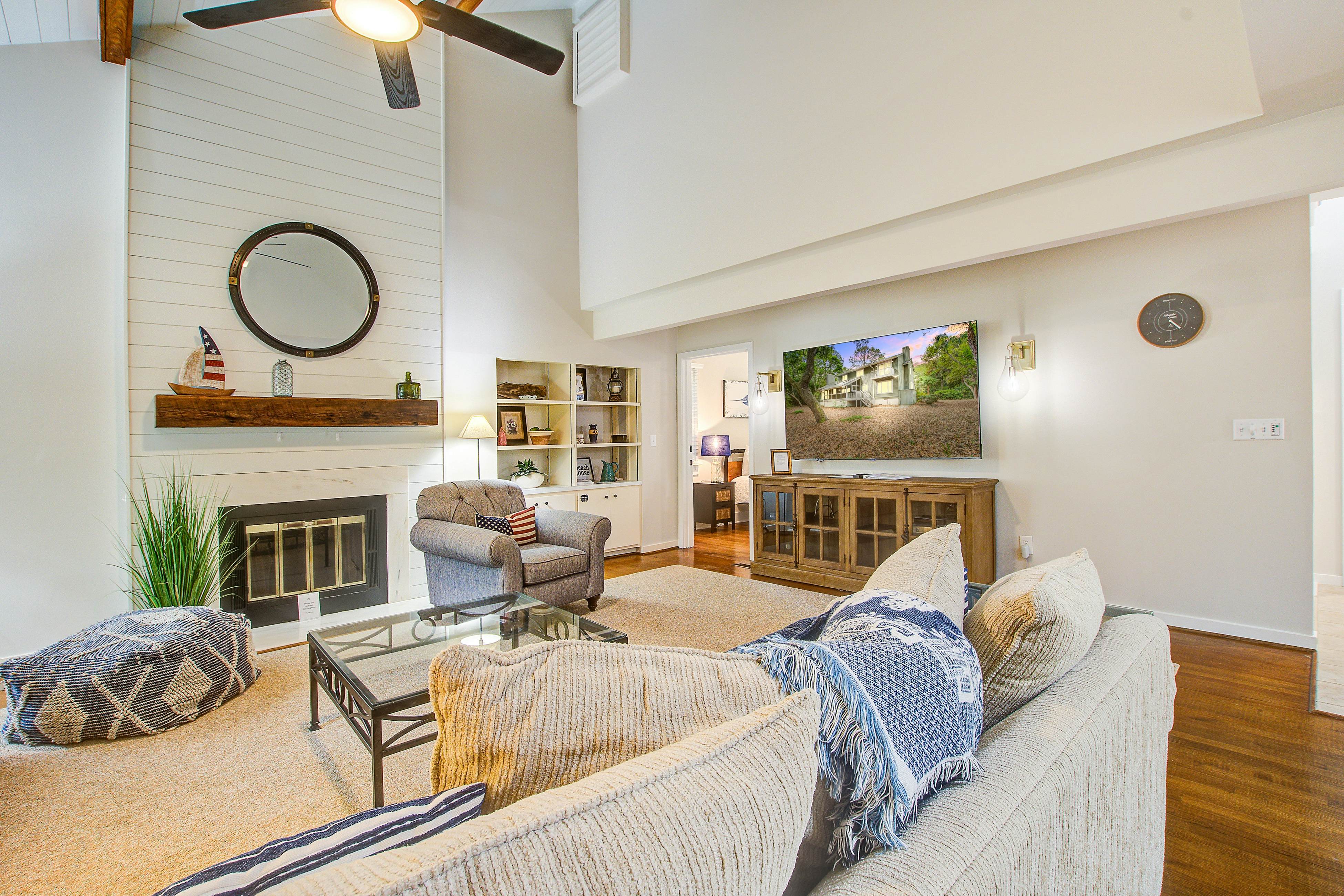 Spacious, dog-friendly home with screened porch, next to the beach path