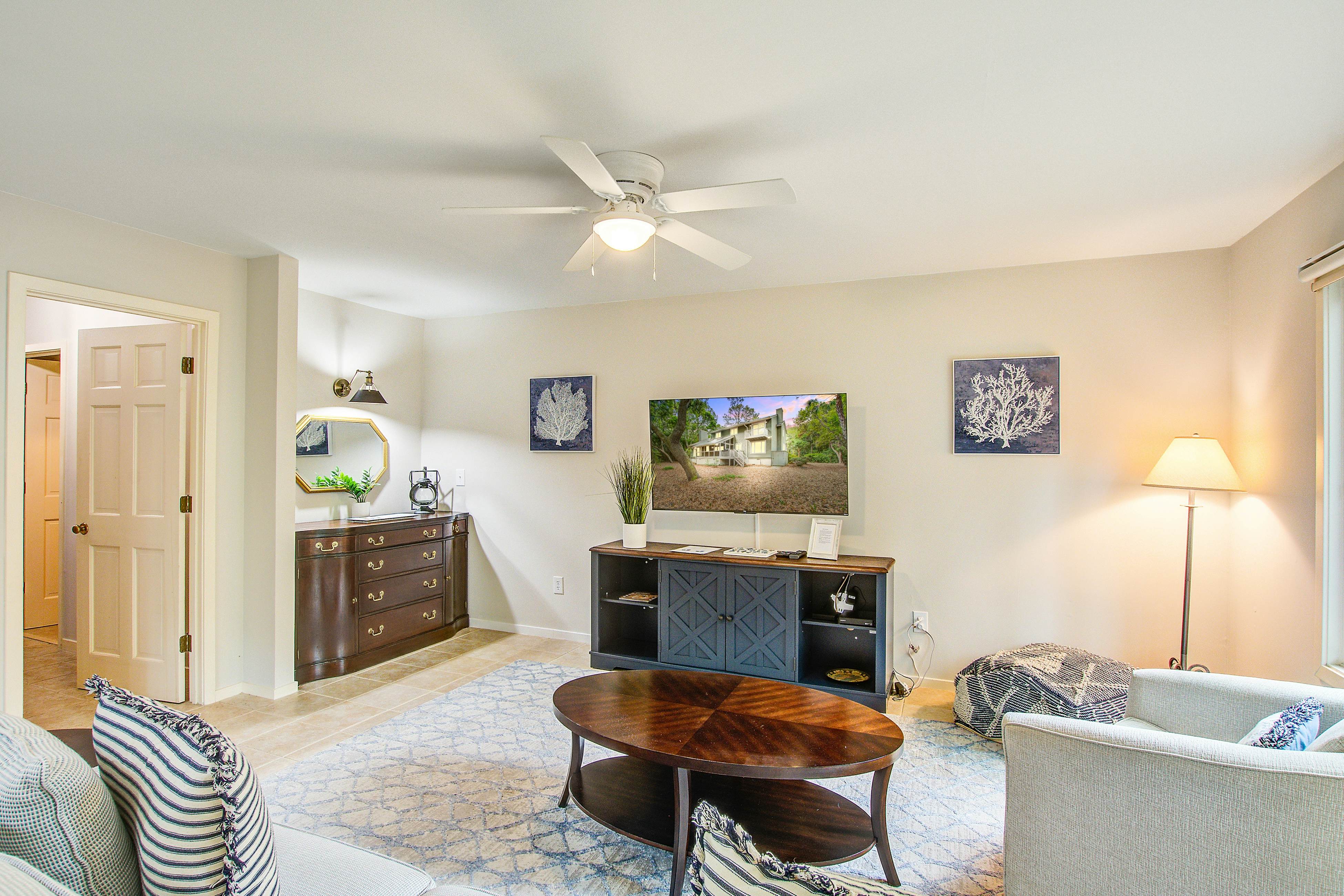 Spacious, dog-friendly home with screened porch, next to the beach path