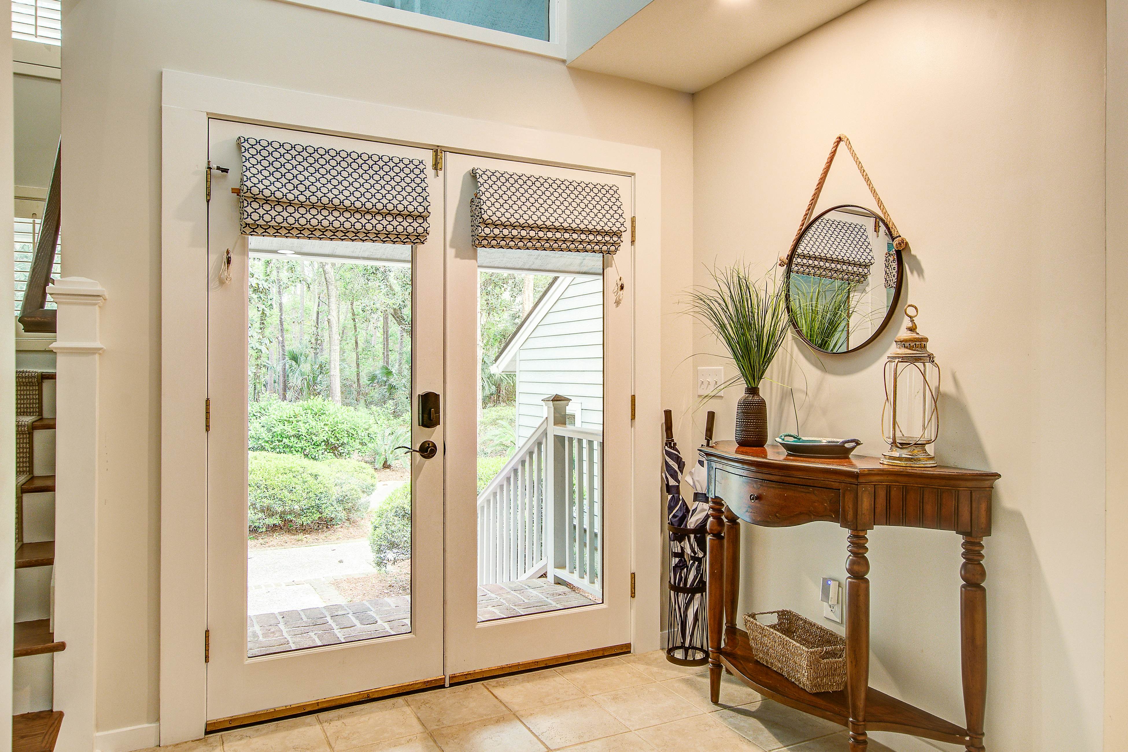 Spacious, dog-friendly home with screened porch, next to the beach path