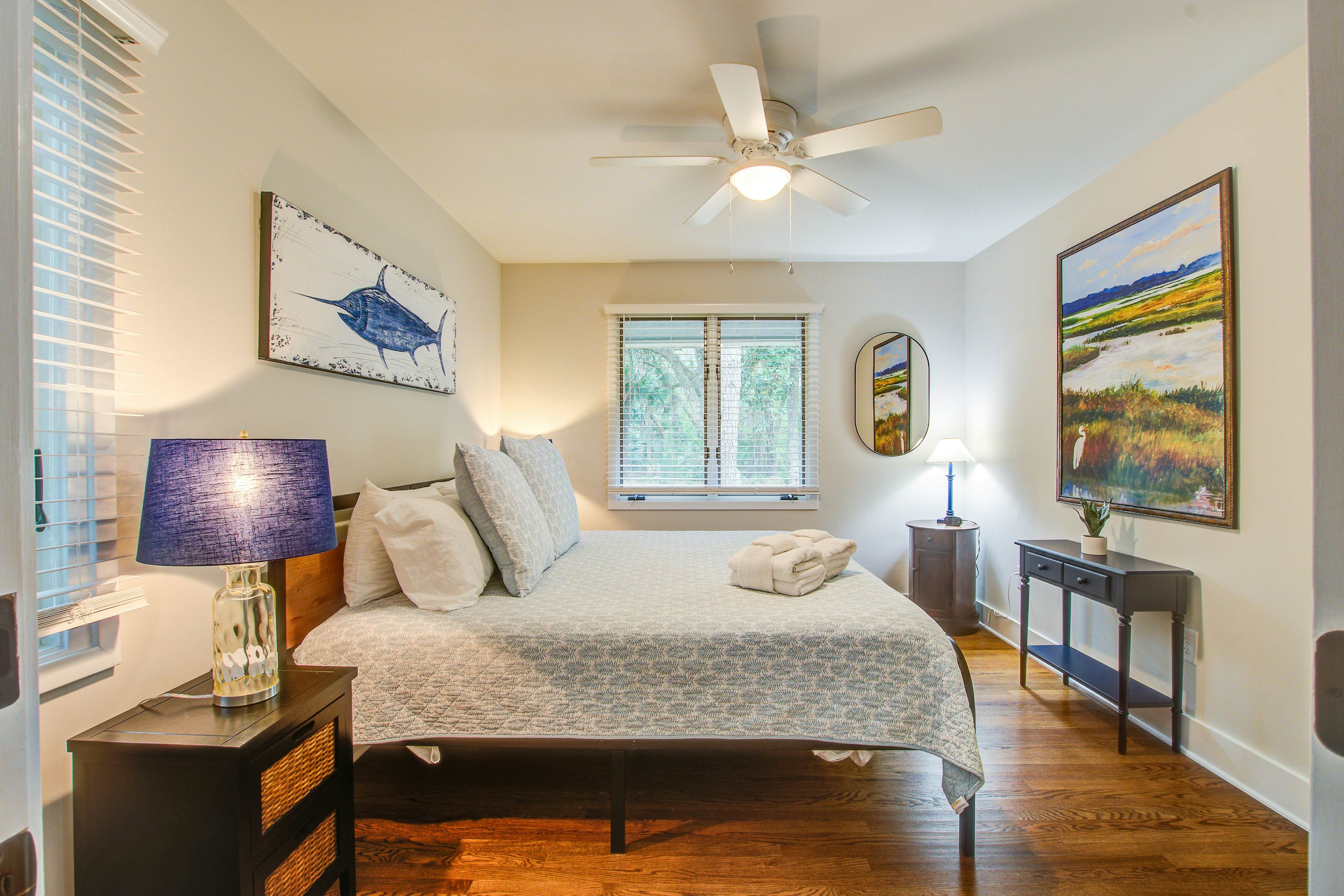 Spacious, dog-friendly home with screened porch, next to the beach path