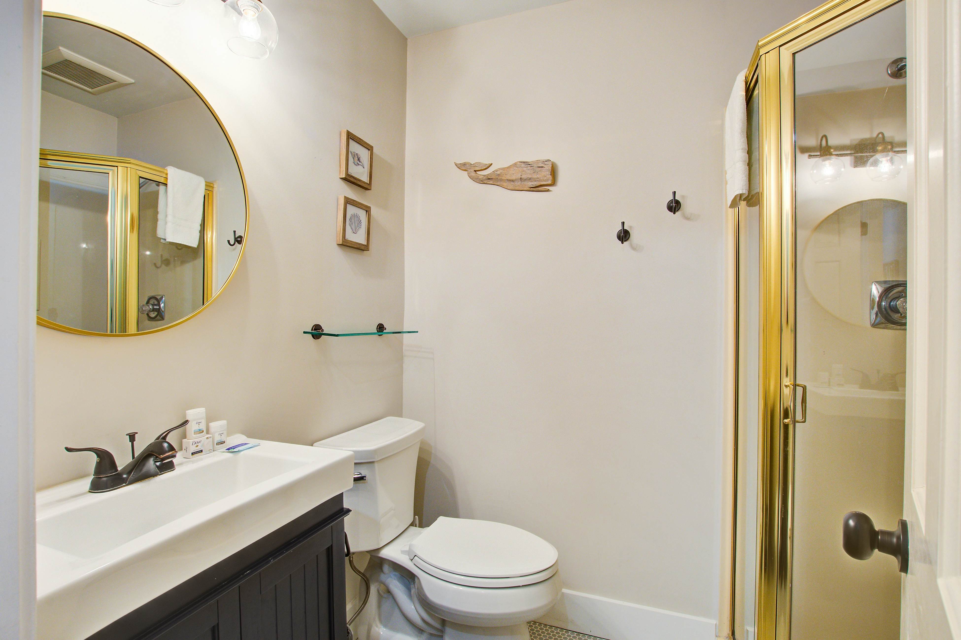 Spacious, dog-friendly home with screened porch, next to the beach path