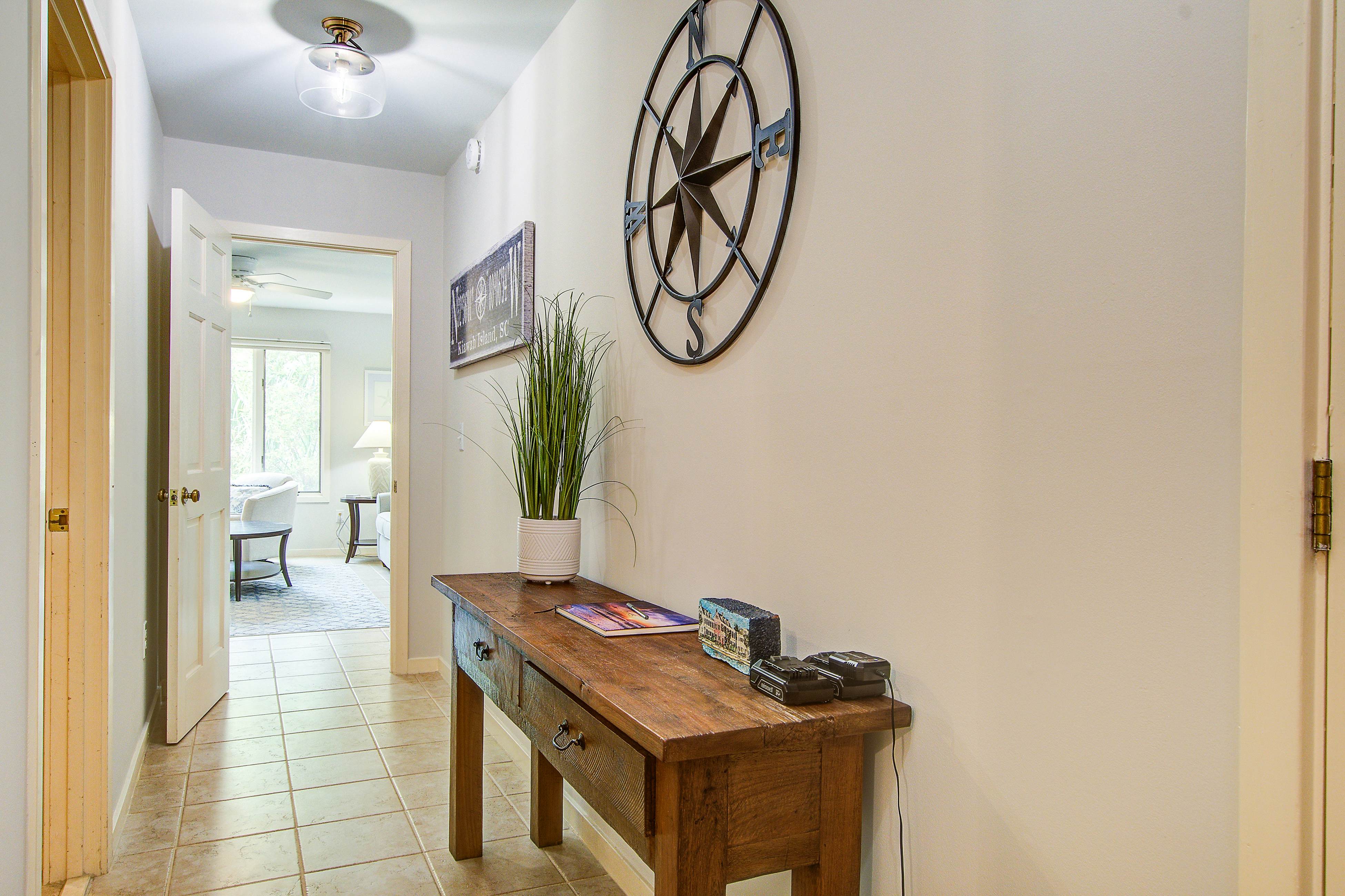 Spacious, dog-friendly home with screened porch, next to the beach path