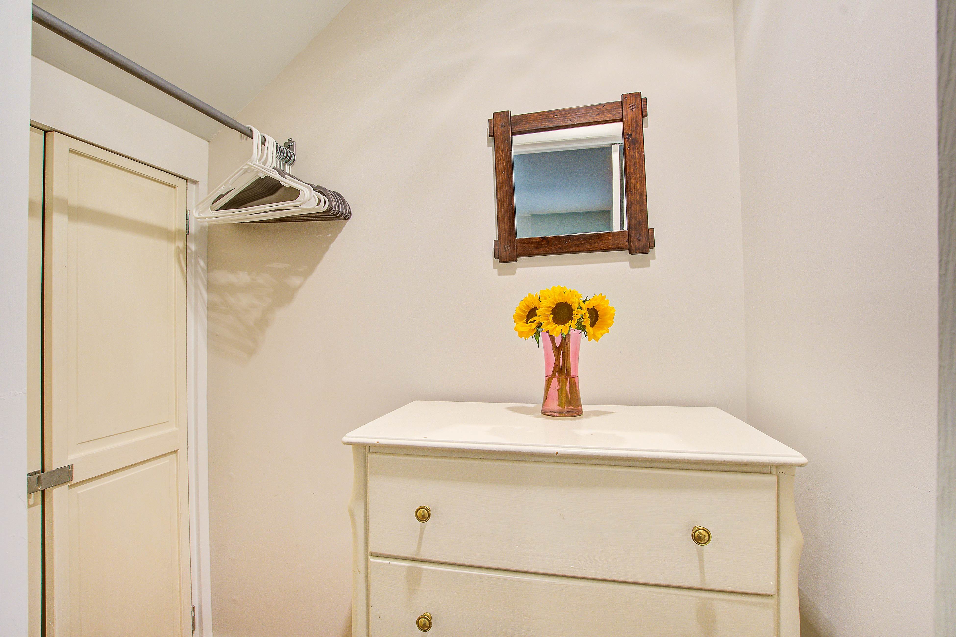 Spacious, dog-friendly home with screened porch, next to the beach path