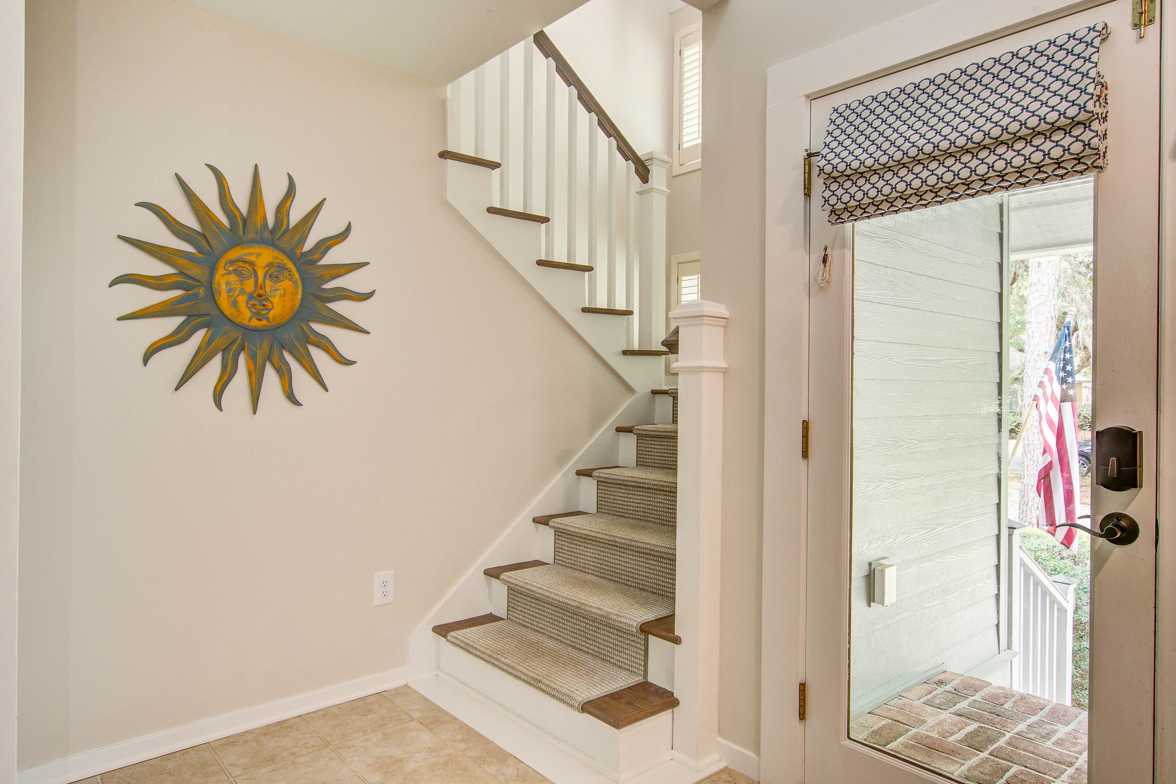 Spacious, dog-friendly home with screened porch, next to the beach path