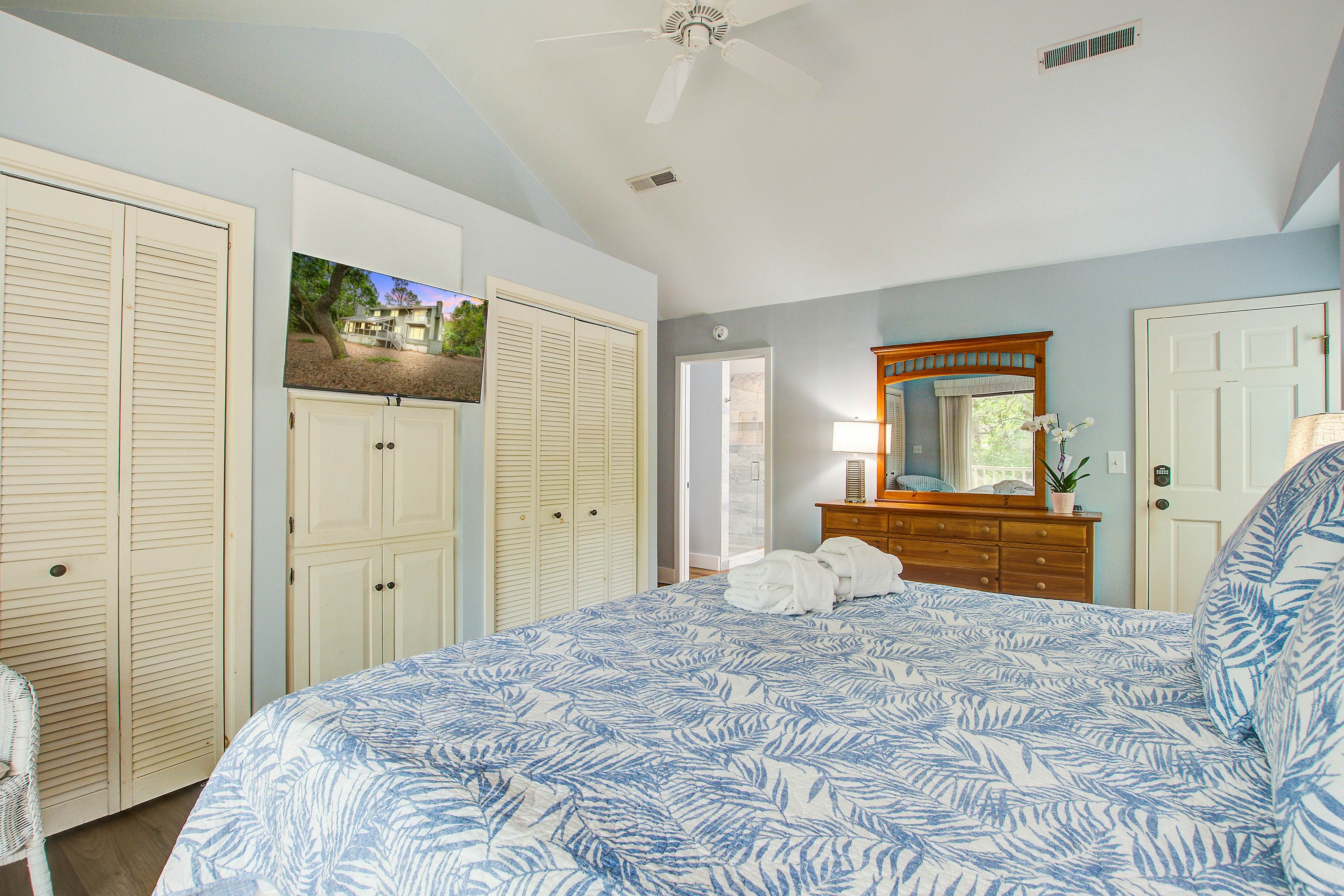 Spacious, dog-friendly home with screened porch, next to the beach path