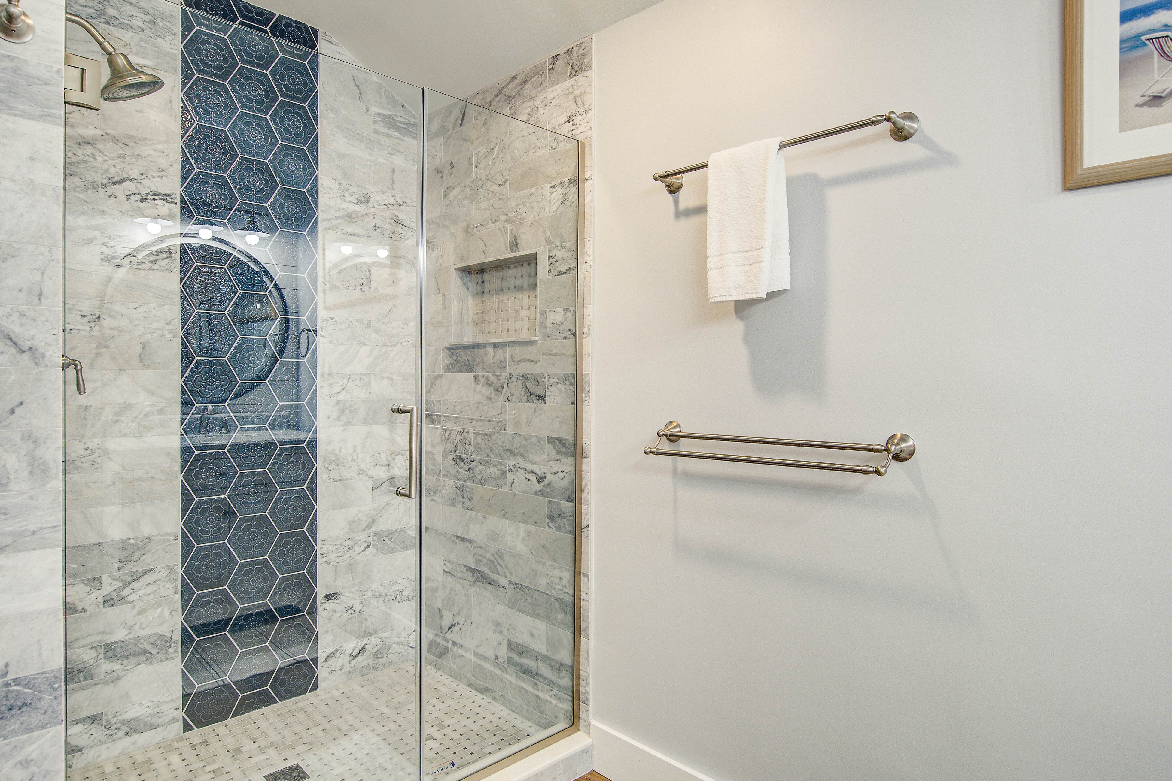 Spacious, dog-friendly home with screened porch, next to the beach path