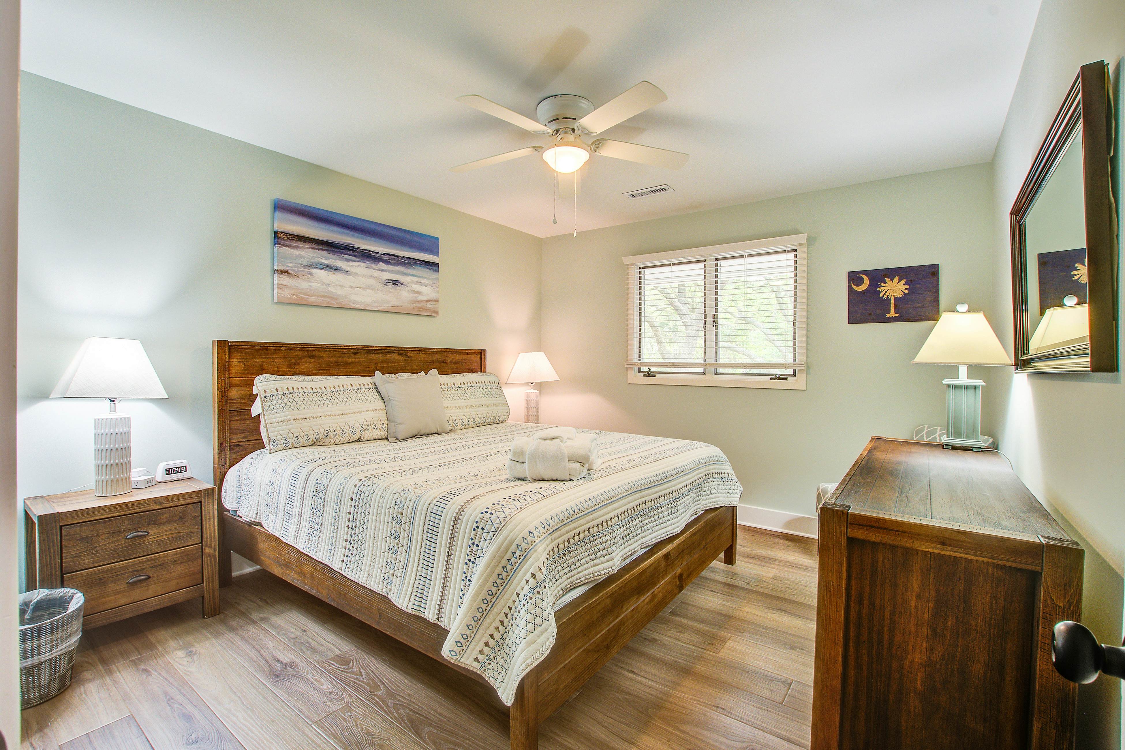 Spacious, dog-friendly home with screened porch, next to the beach path