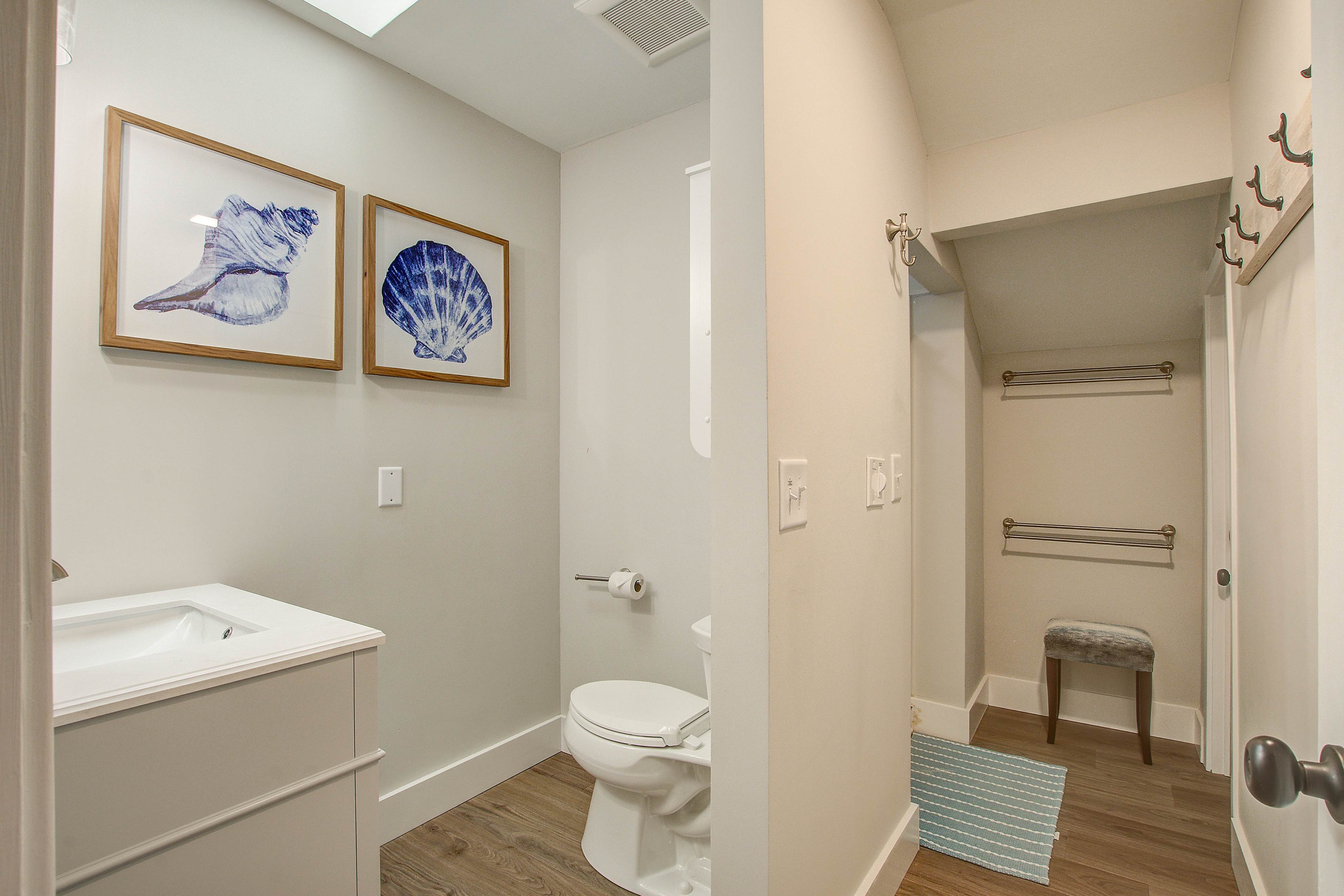 Spacious, dog-friendly home with screened porch, next to the beach path