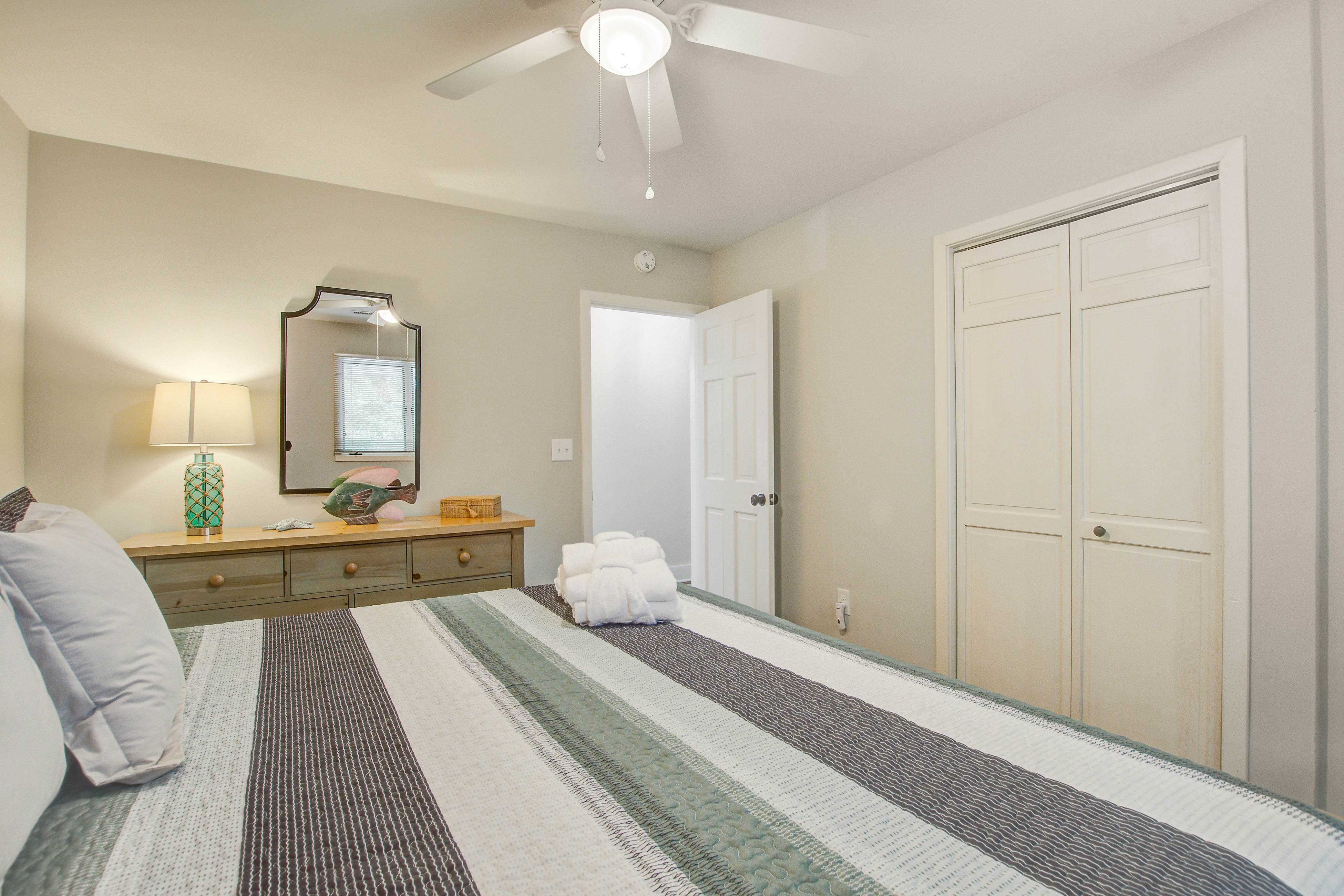 Spacious, dog-friendly home with screened porch, next to the beach path